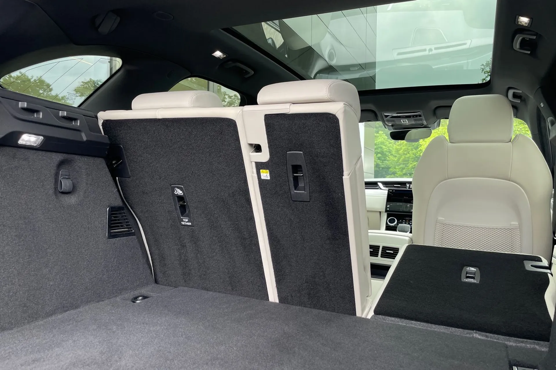 Jaguar F-PACE thumbnail image number 32