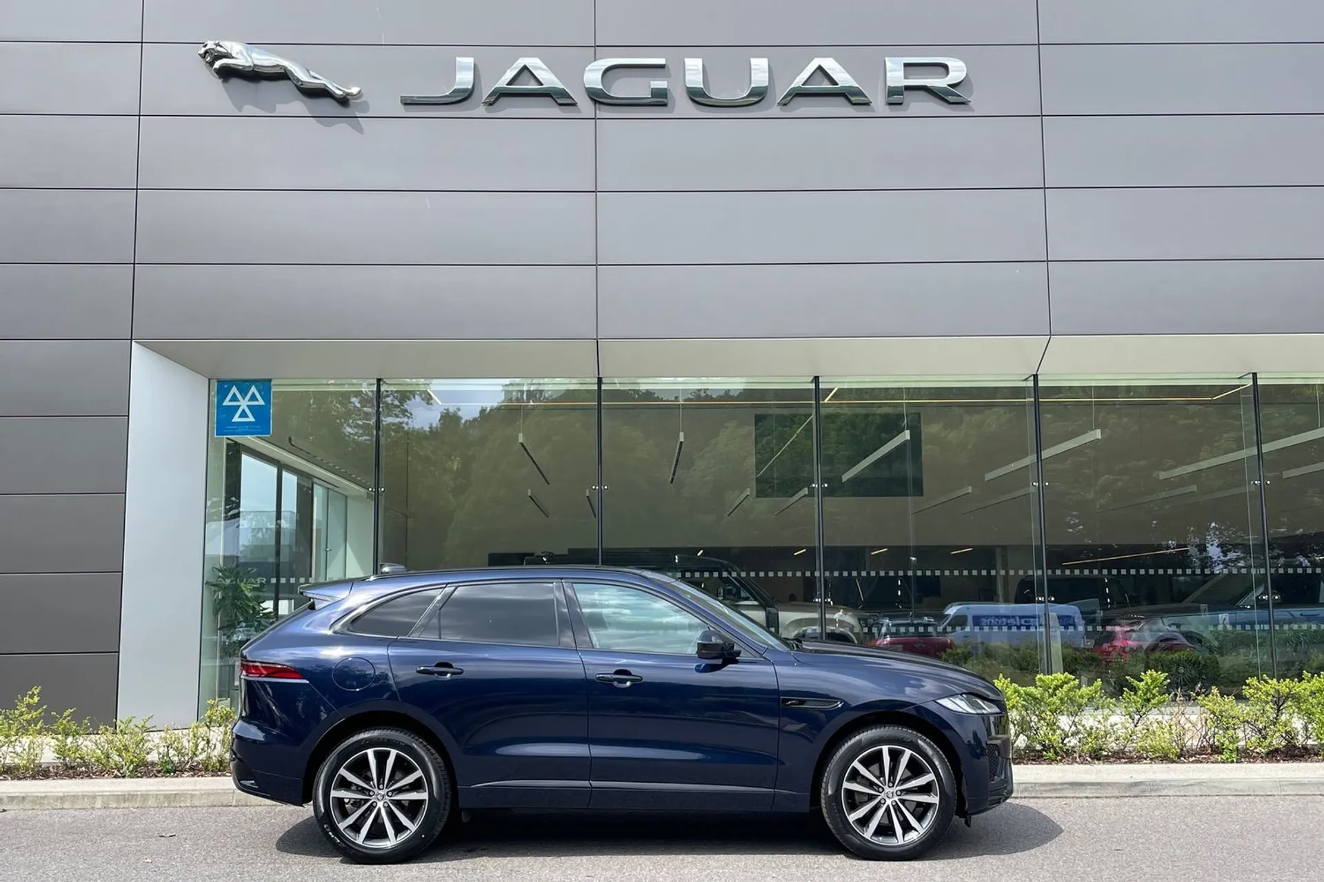 Jaguar F-PACE thumbnail image number 2