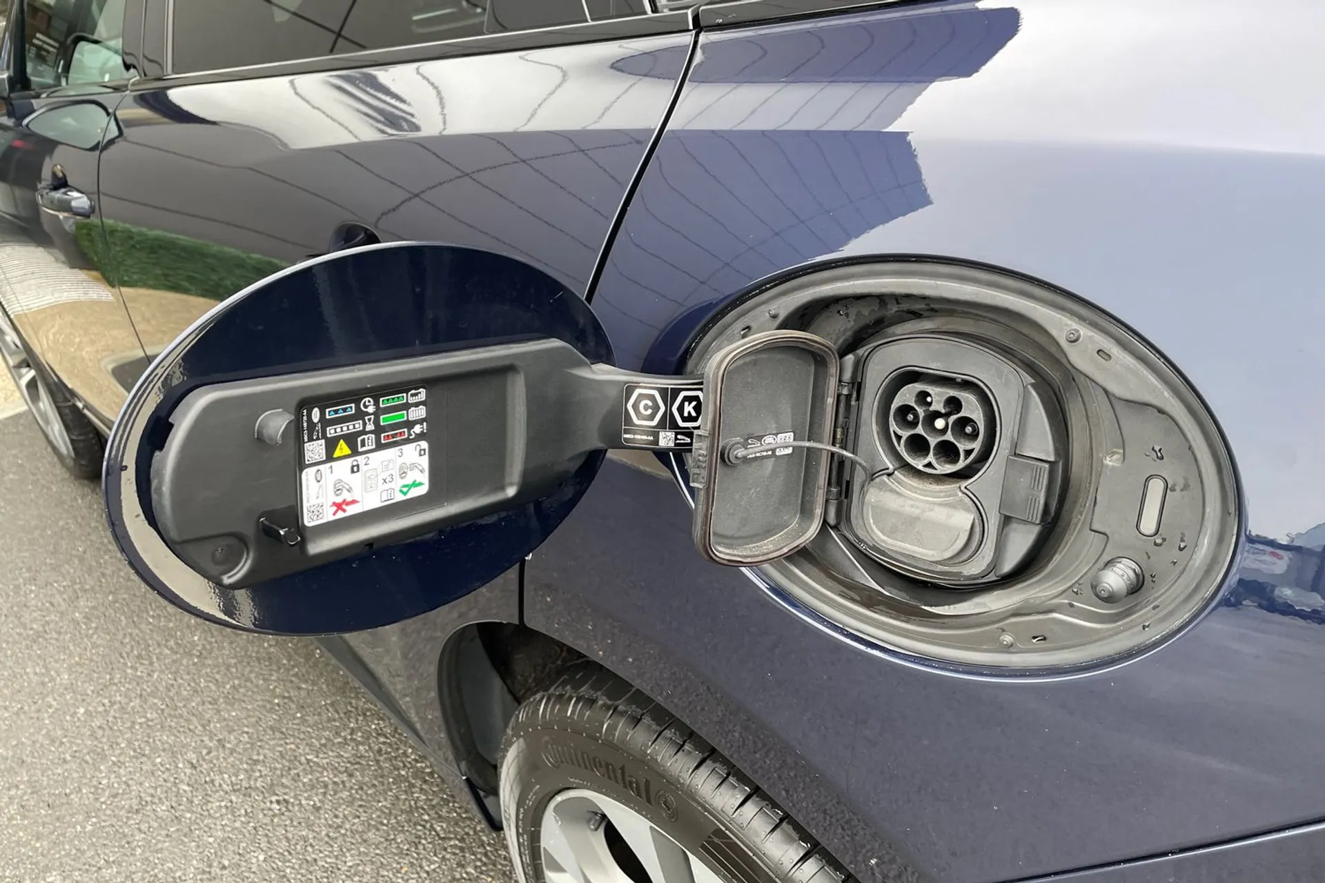 Jaguar F-PACE thumbnail image number 34