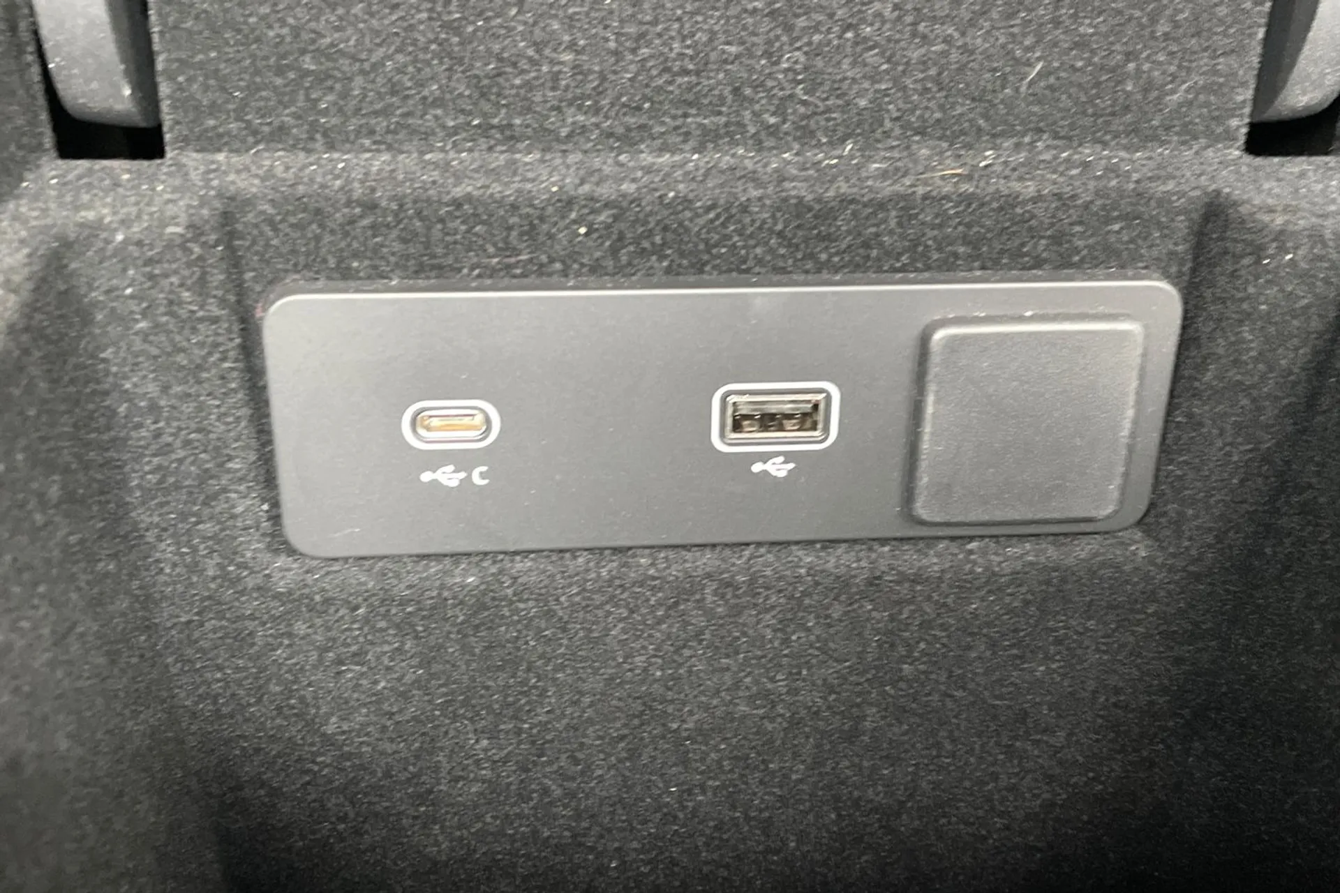 Jaguar F-PACE thumbnail image number 143