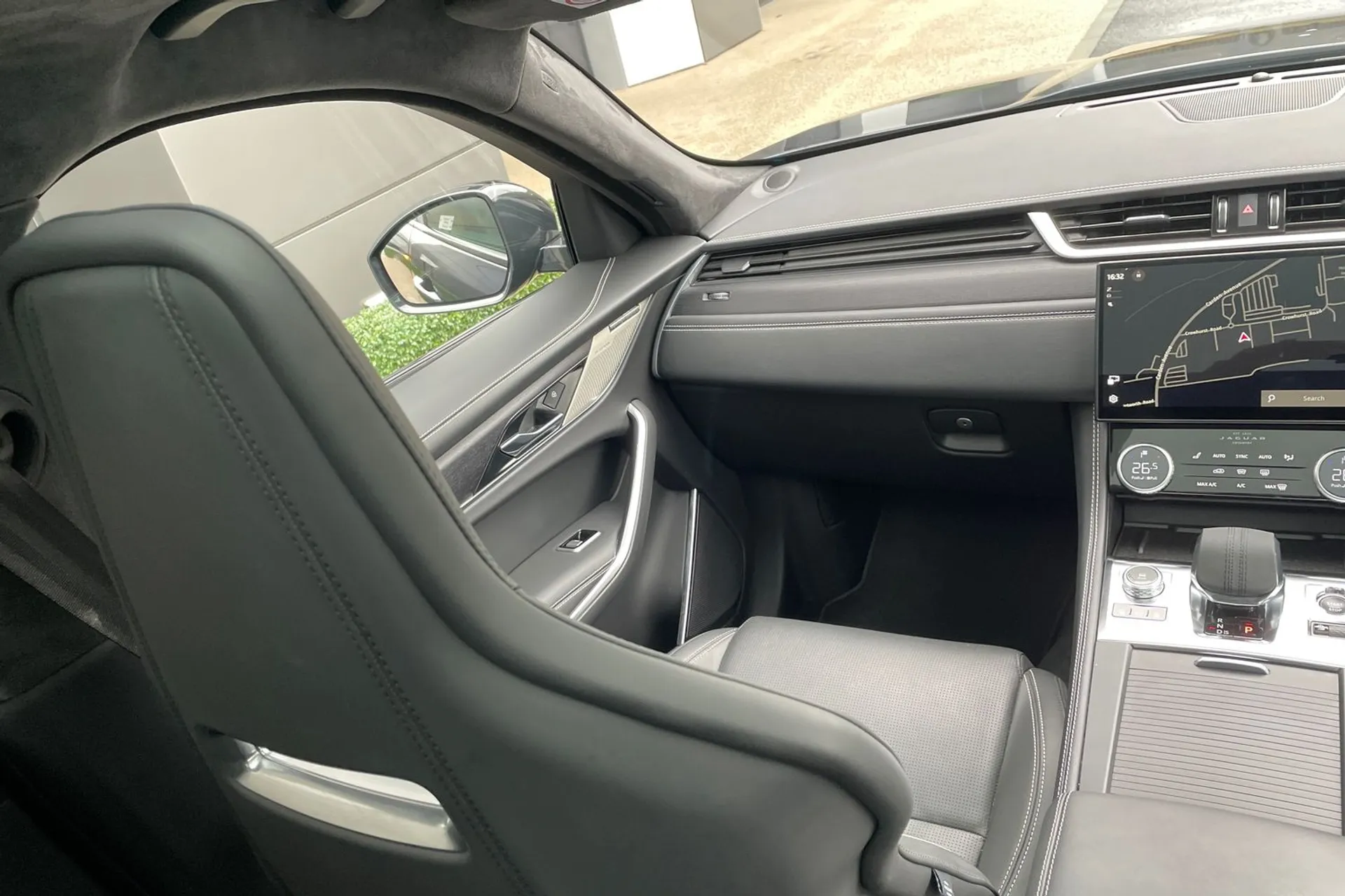 Jaguar F-PACE thumbnail image number 127