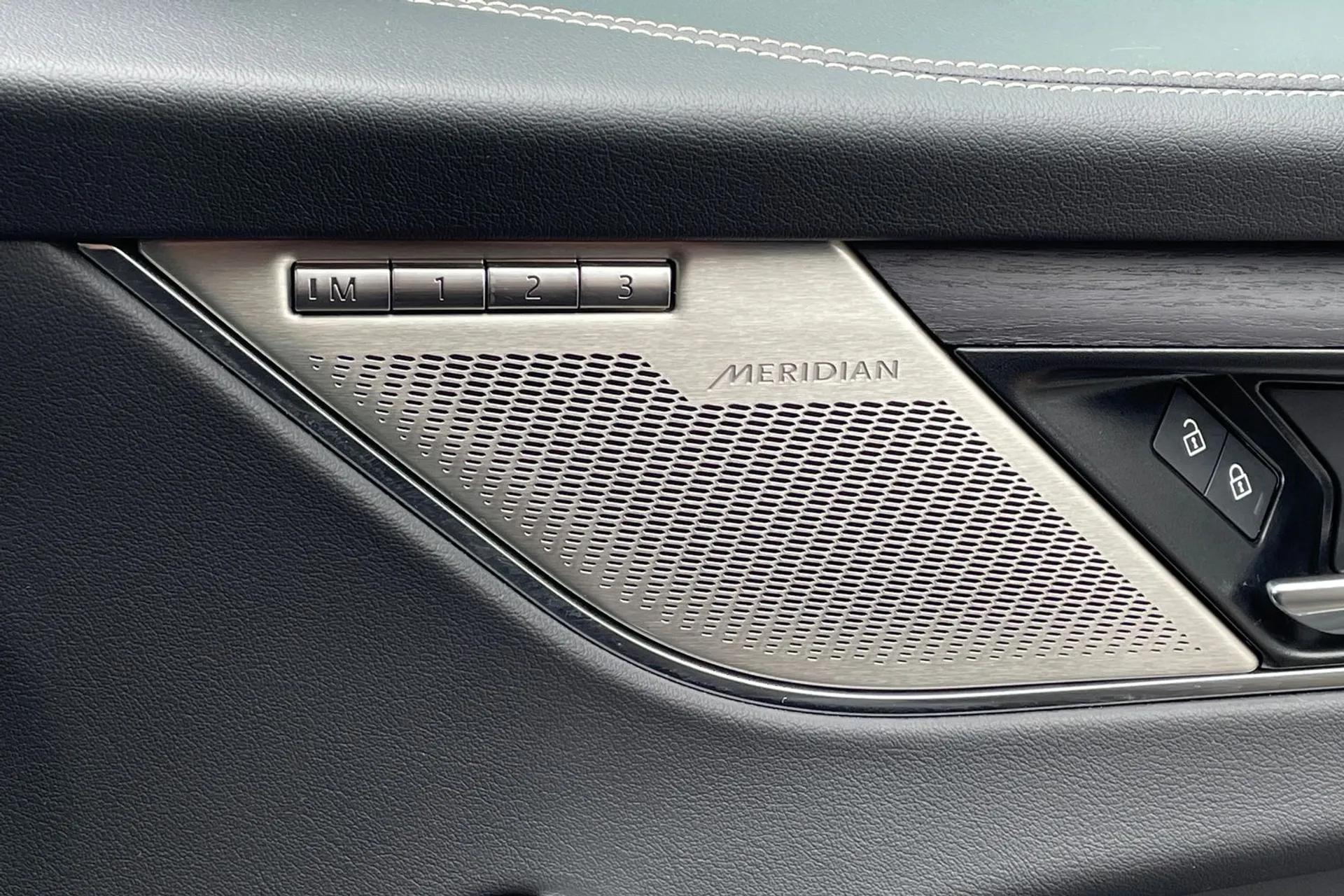 Jaguar F-PACE thumbnail image number 138