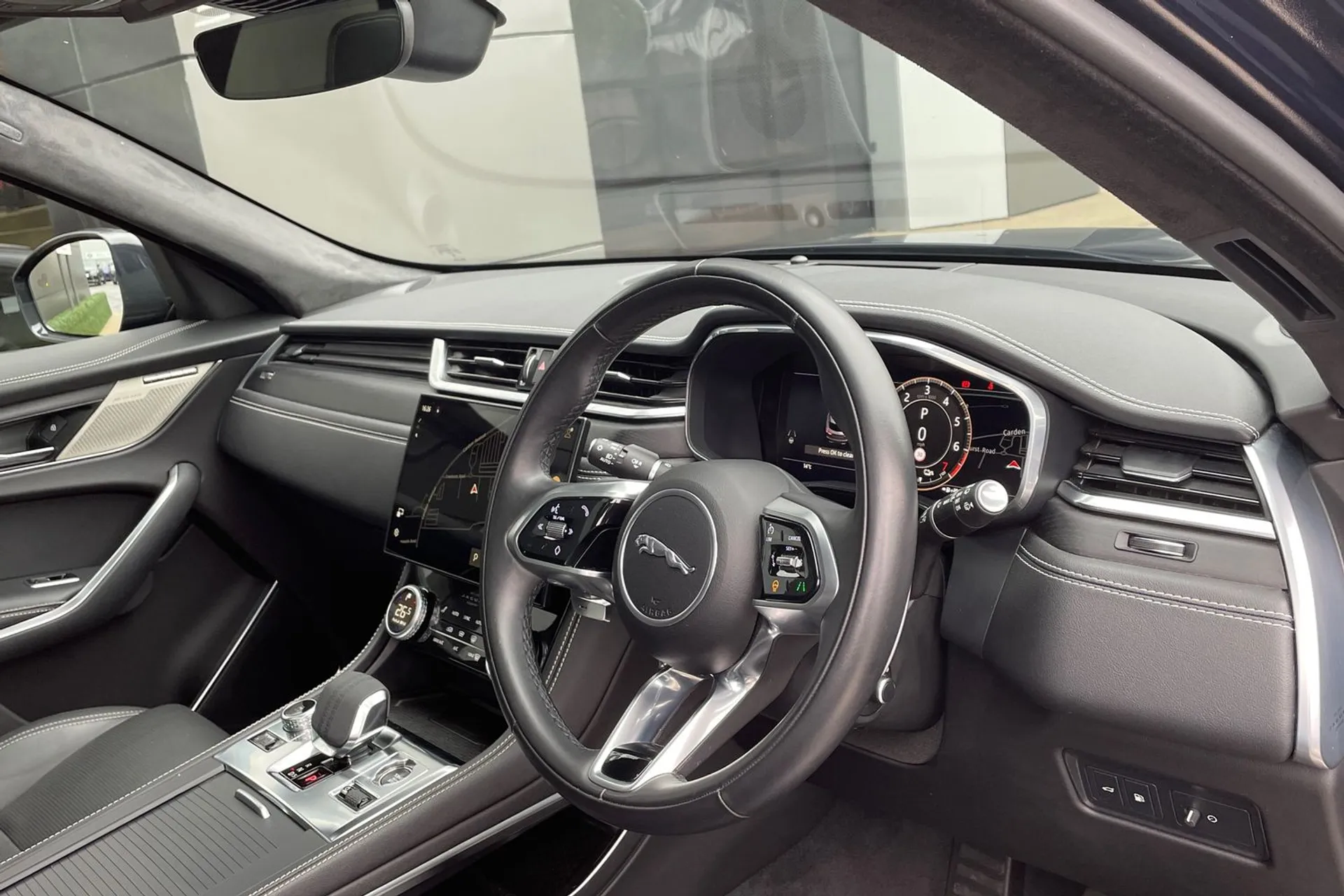 Jaguar F-PACE thumbnail image number 52