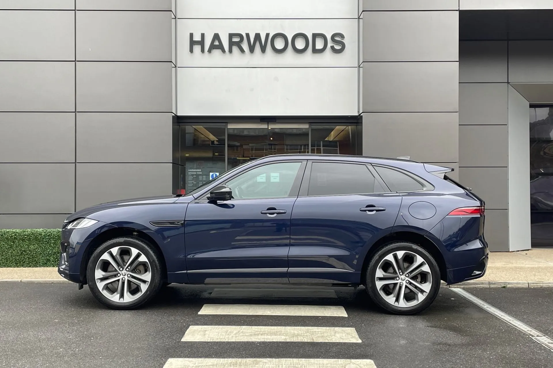 Jaguar F-PACE thumbnail image number 12