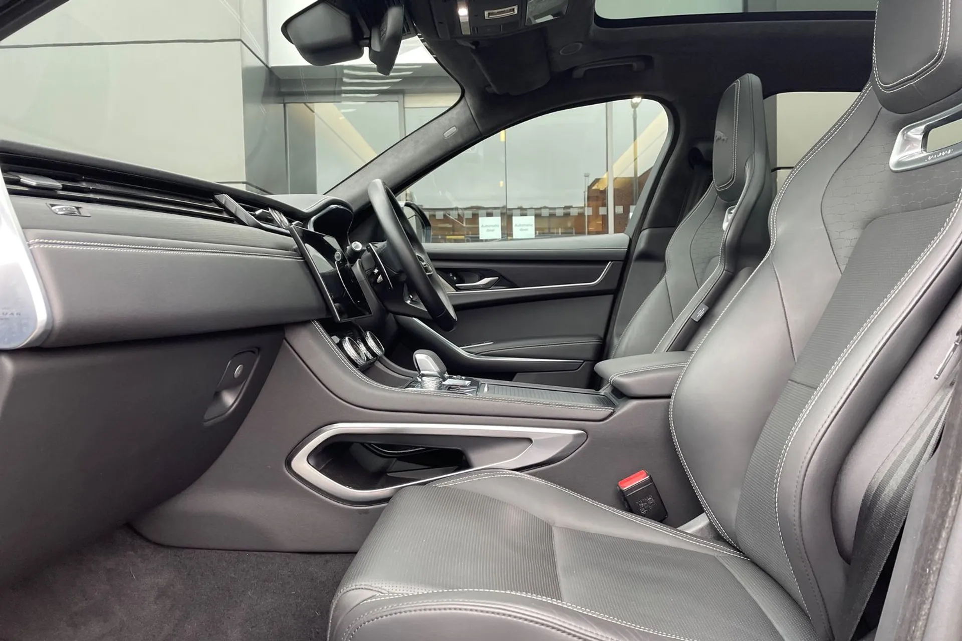Jaguar F-PACE thumbnail image number 39