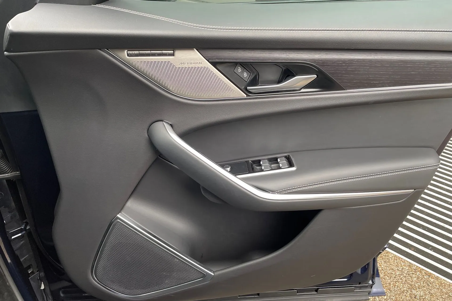 Jaguar F-PACE thumbnail image number 52