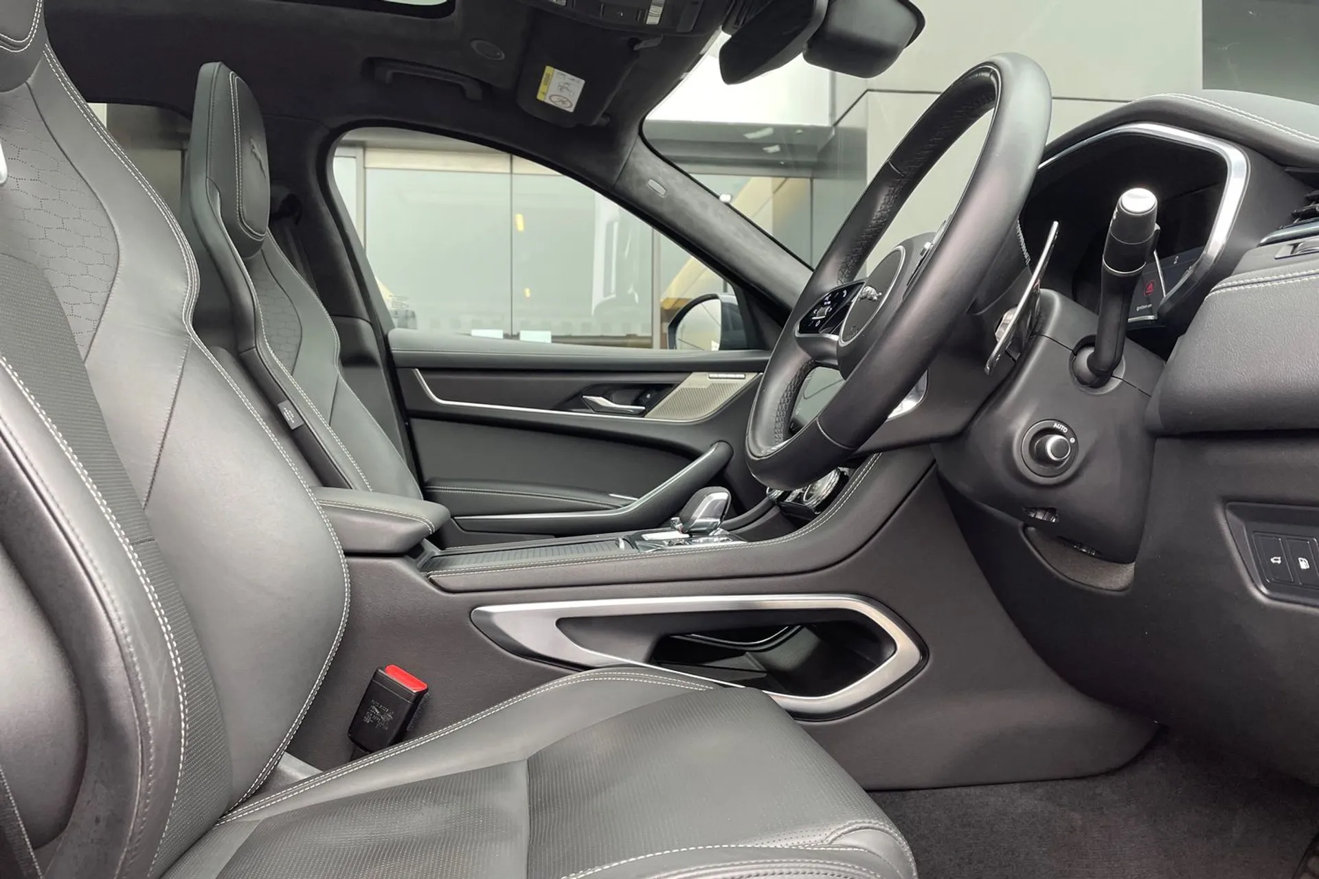 Jaguar F-PACE thumbnail image number 36