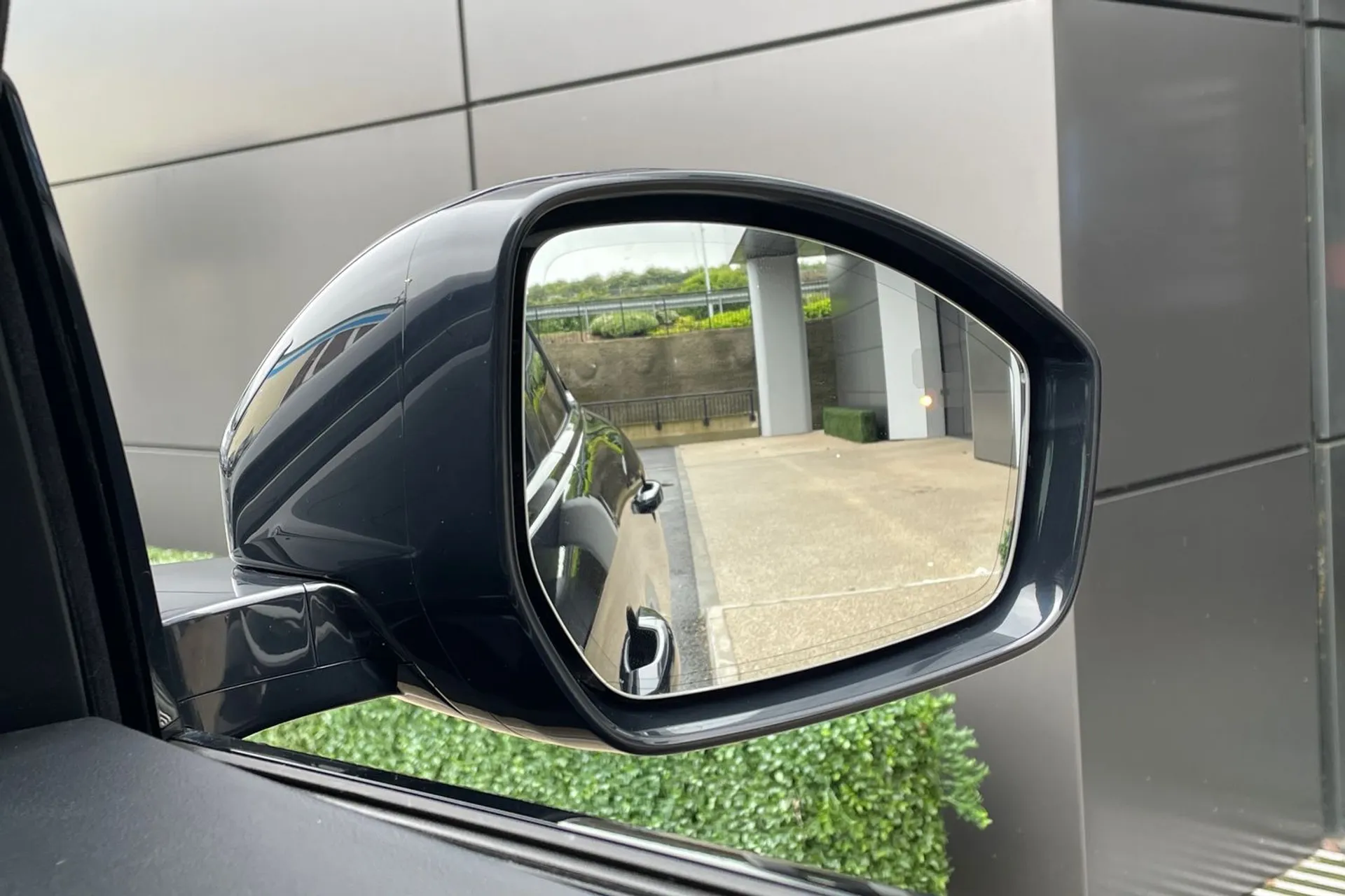 Jaguar F-PACE thumbnail image number 16