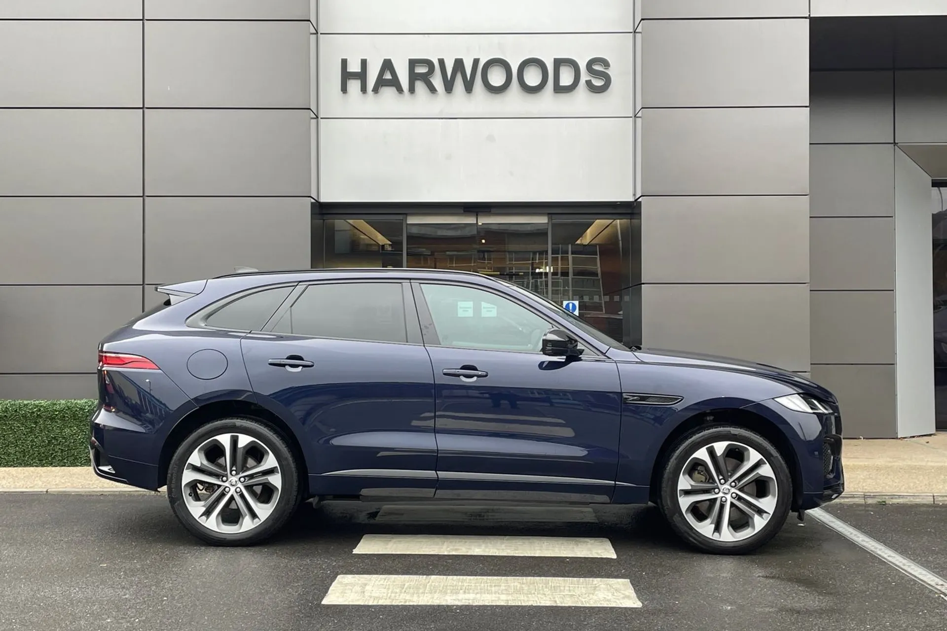Jaguar F-PACE thumbnail image number 2