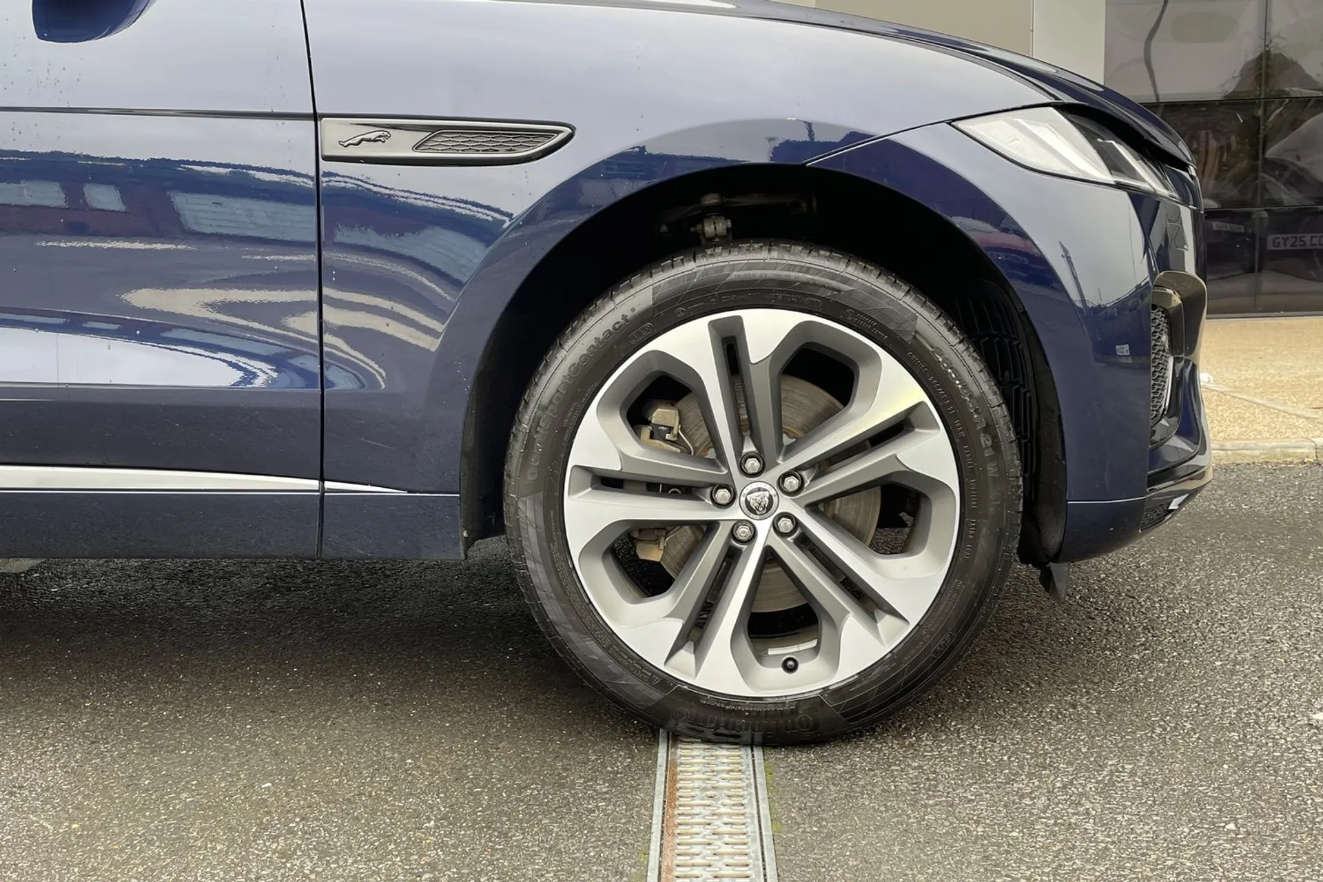 Jaguar F-PACE thumbnail image number 19