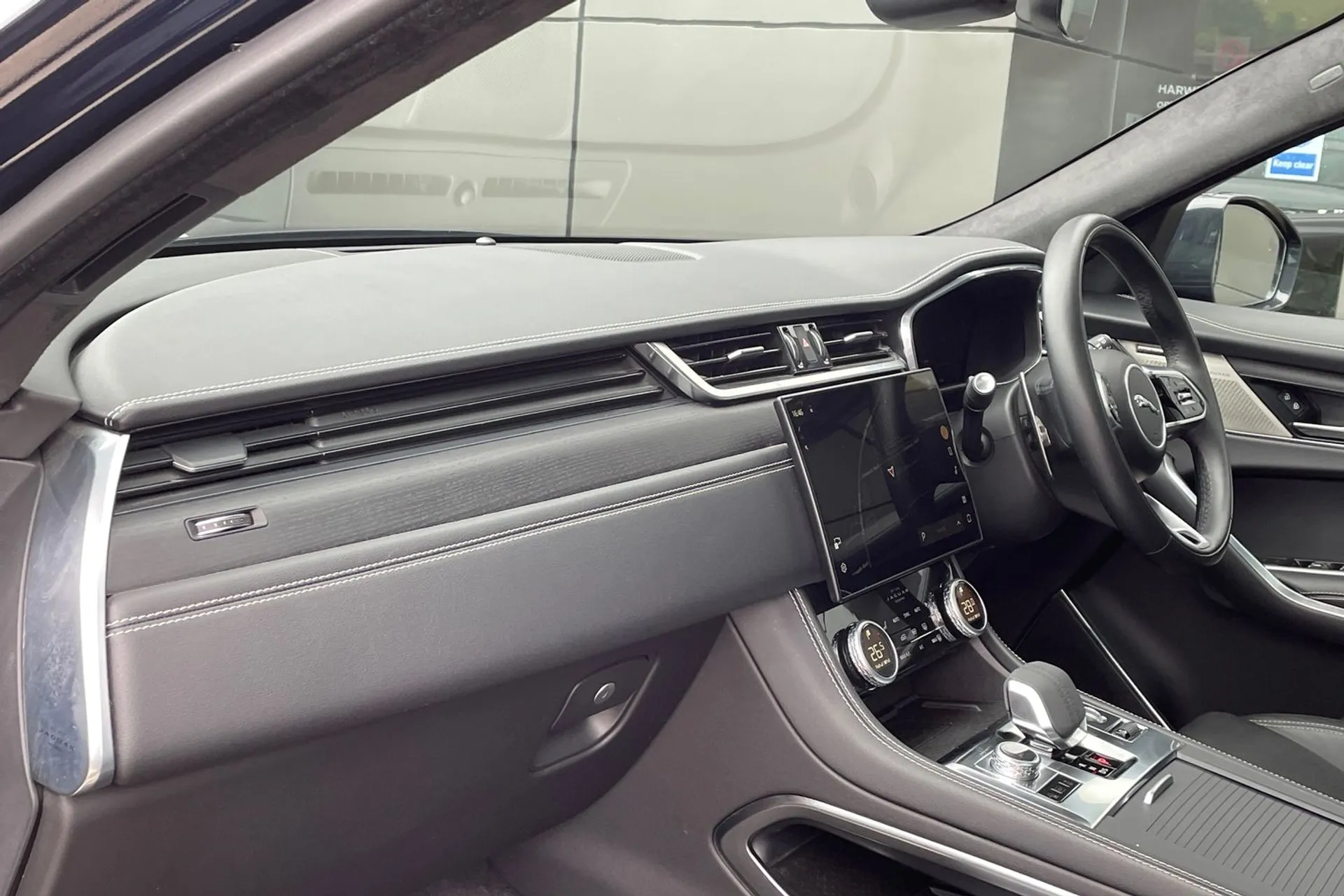 Jaguar F-PACE thumbnail image number 38