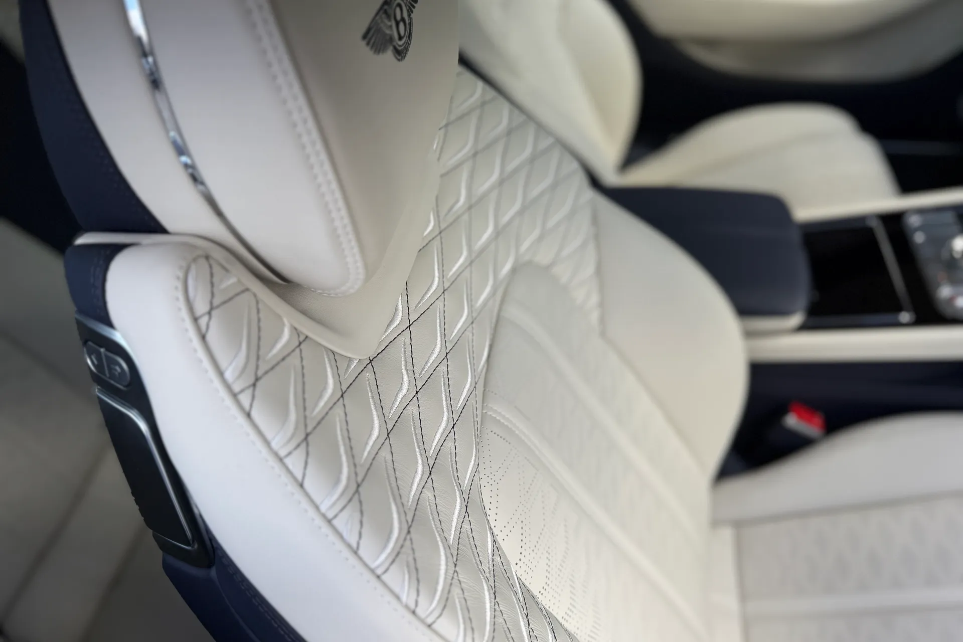 Bentley CONTINENTAL GT thumbnail image number 23