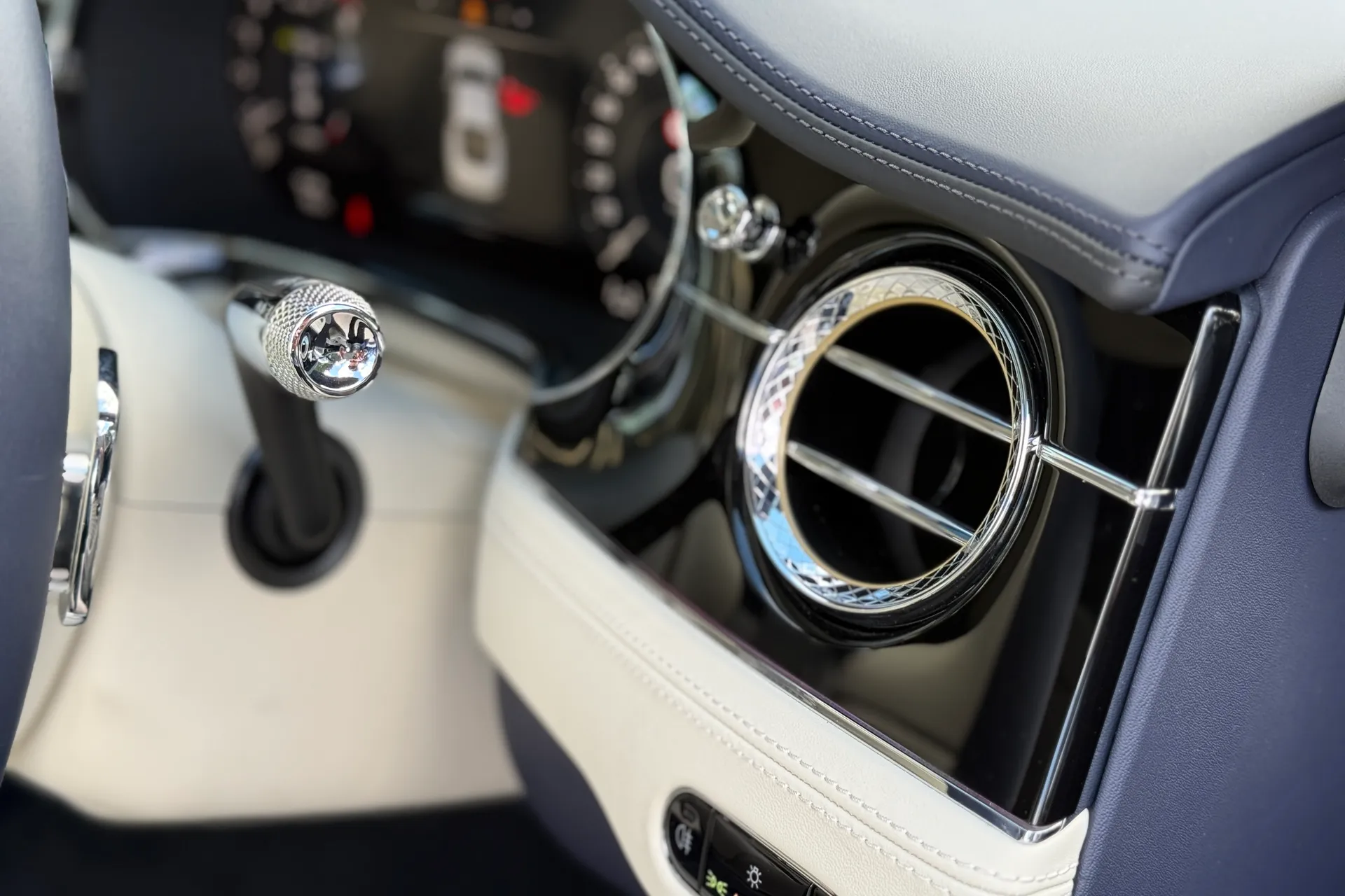 Bentley CONTINENTAL GT thumbnail image number 18