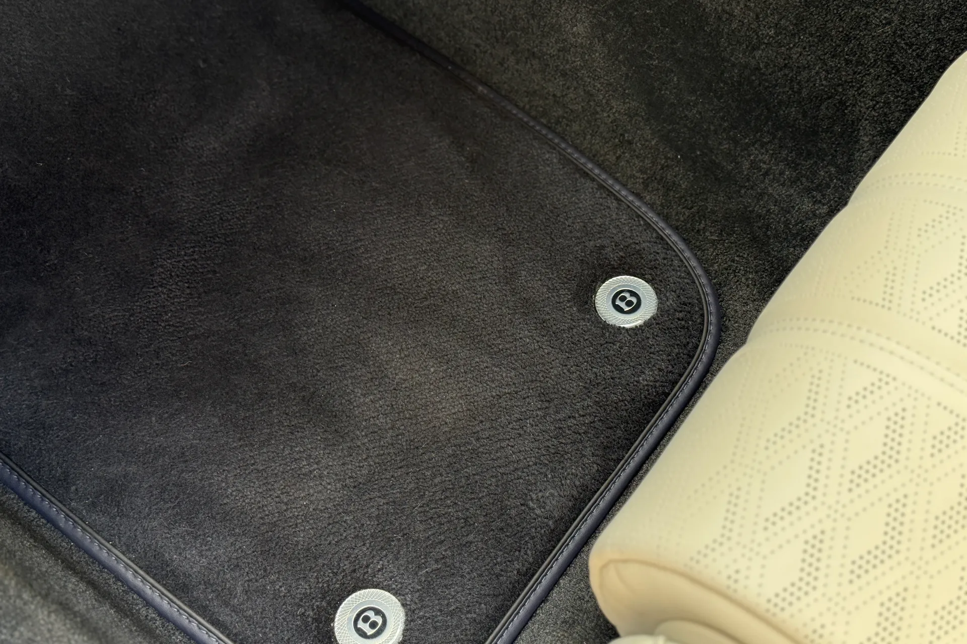 Bentley CONTINENTAL GT thumbnail image number 42