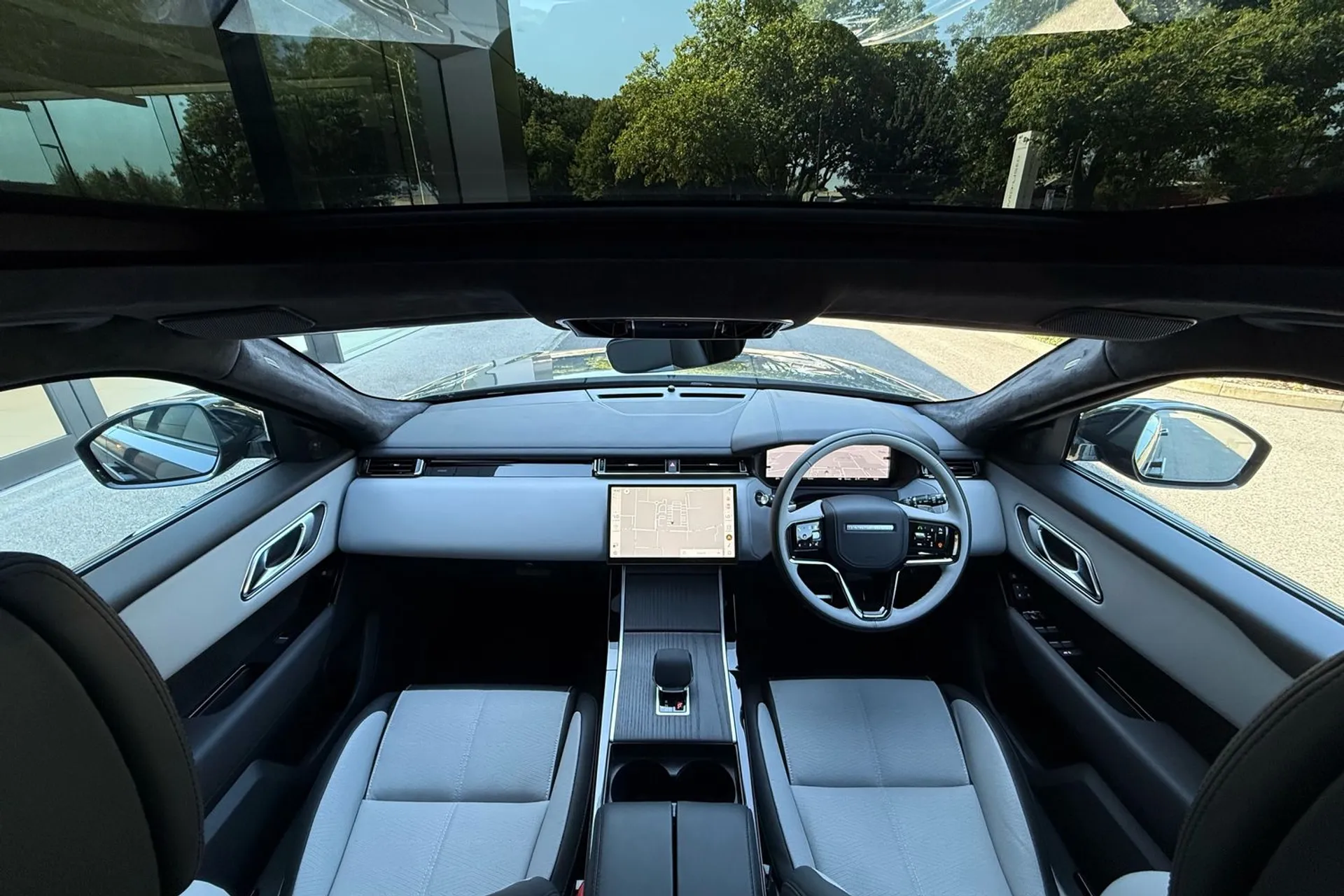 LAND ROVER RANGE ROVER VELAR thumbnail image number 3