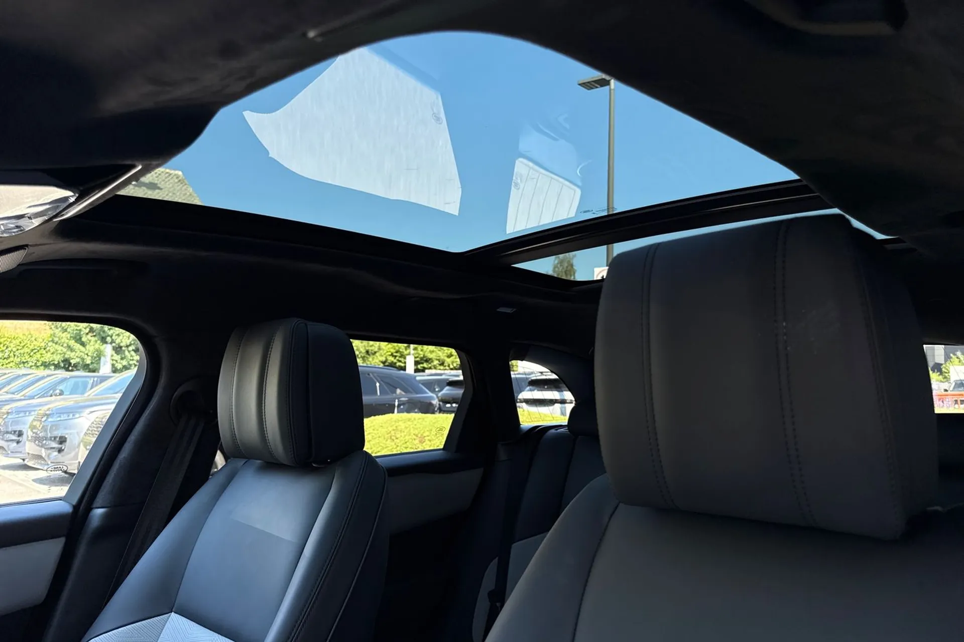 LAND ROVER RANGE ROVER VELAR thumbnail image number 4