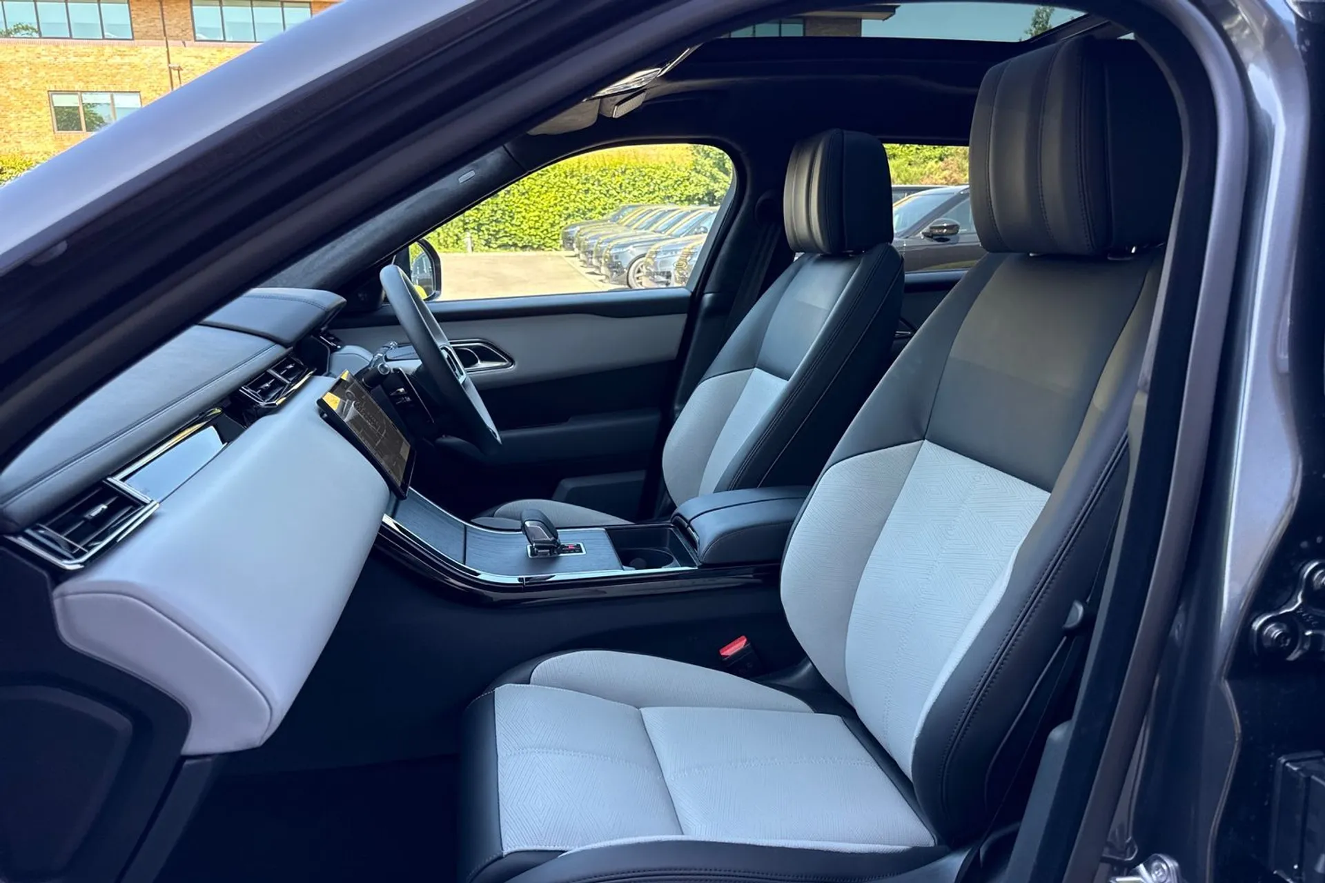 LAND ROVER RANGE ROVER VELAR thumbnail image number 46