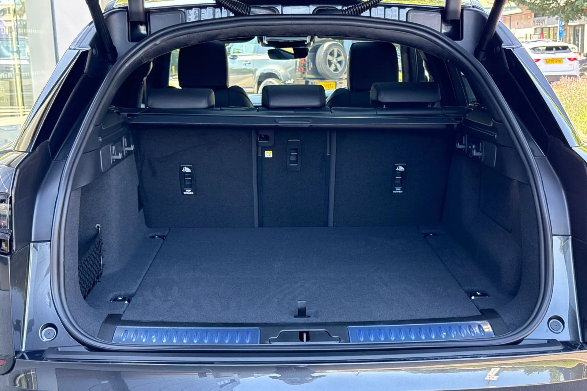 LAND ROVER RANGE ROVER VELAR thumbnail image number 32