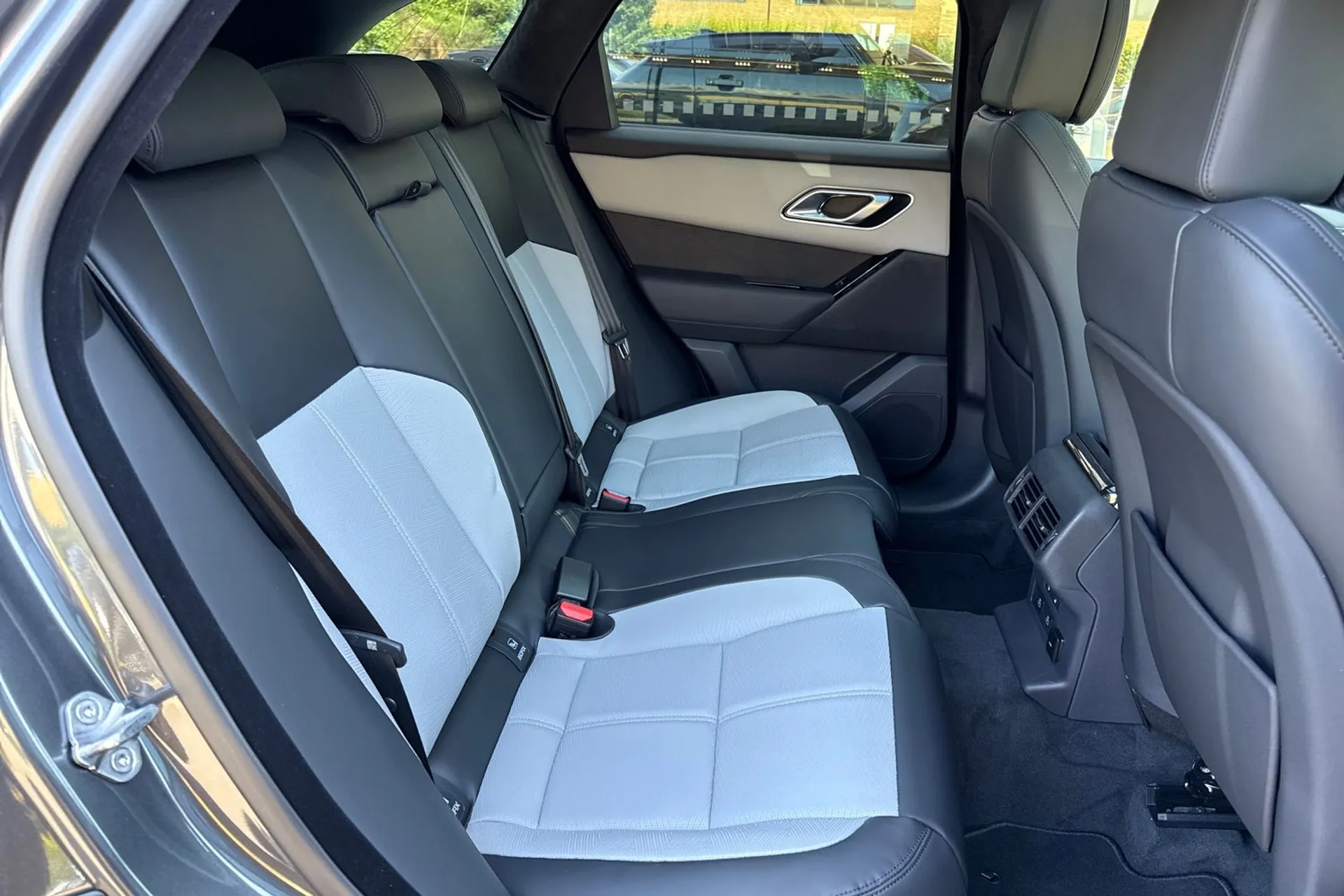 LAND ROVER RANGE ROVER VELAR thumbnail image number 35