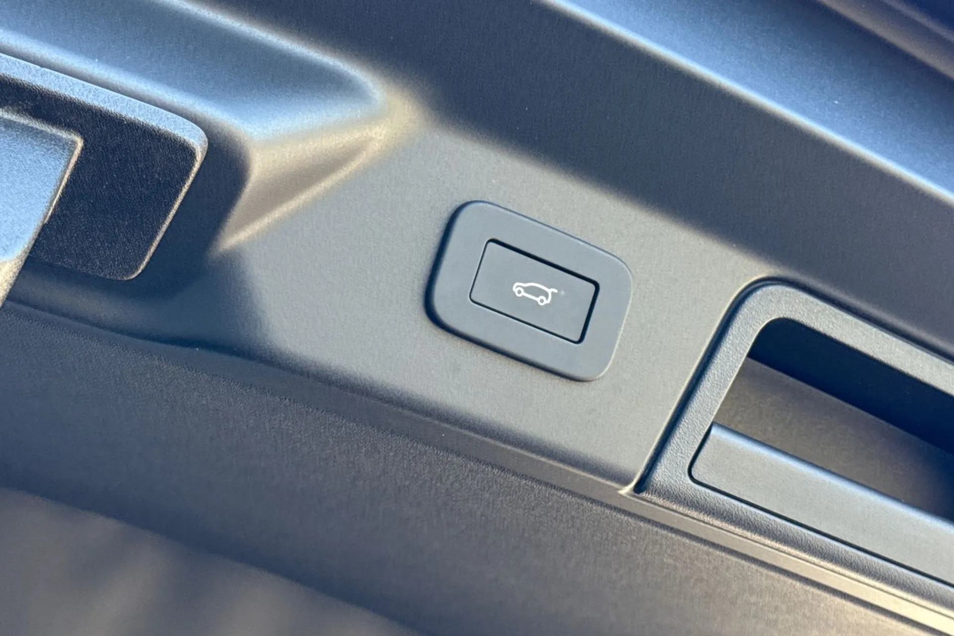 LAND ROVER RANGE ROVER VELAR thumbnail image number 31