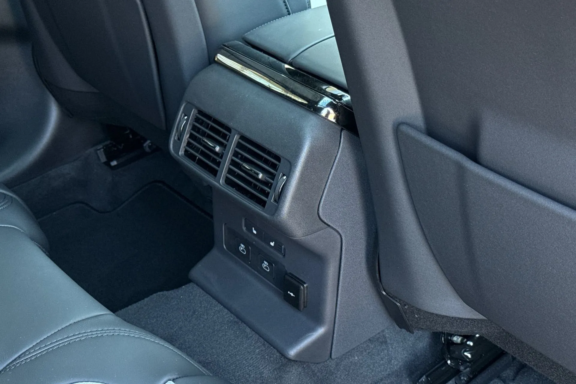 LAND ROVER RANGE ROVER VELAR thumbnail image number 38