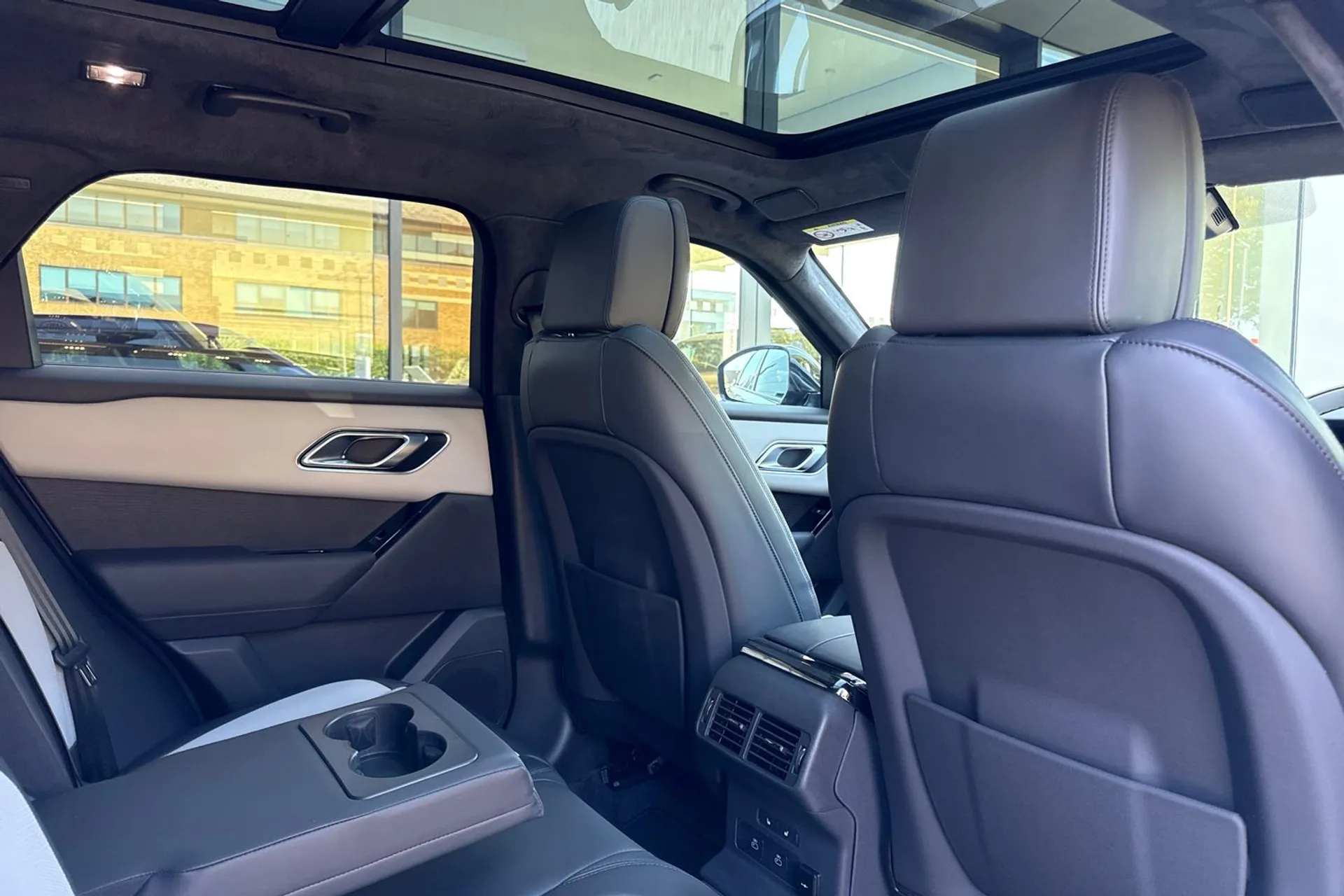 LAND ROVER RANGE ROVER VELAR thumbnail image number 36
