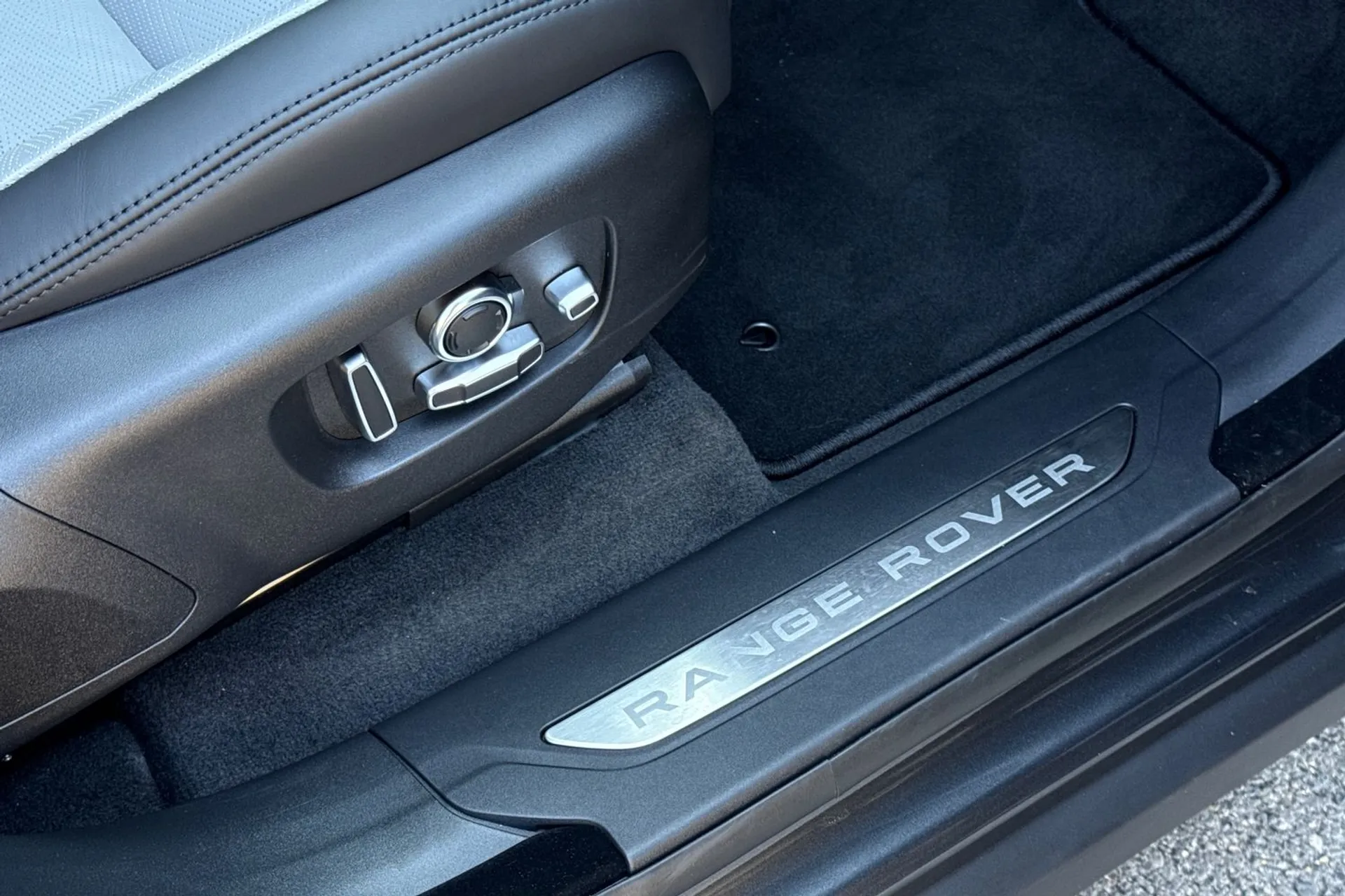 LAND ROVER RANGE ROVER VELAR thumbnail image number 40
