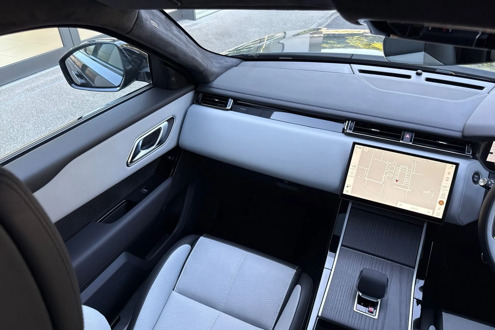 LAND ROVER RANGE ROVER VELAR thumbnail image number 25