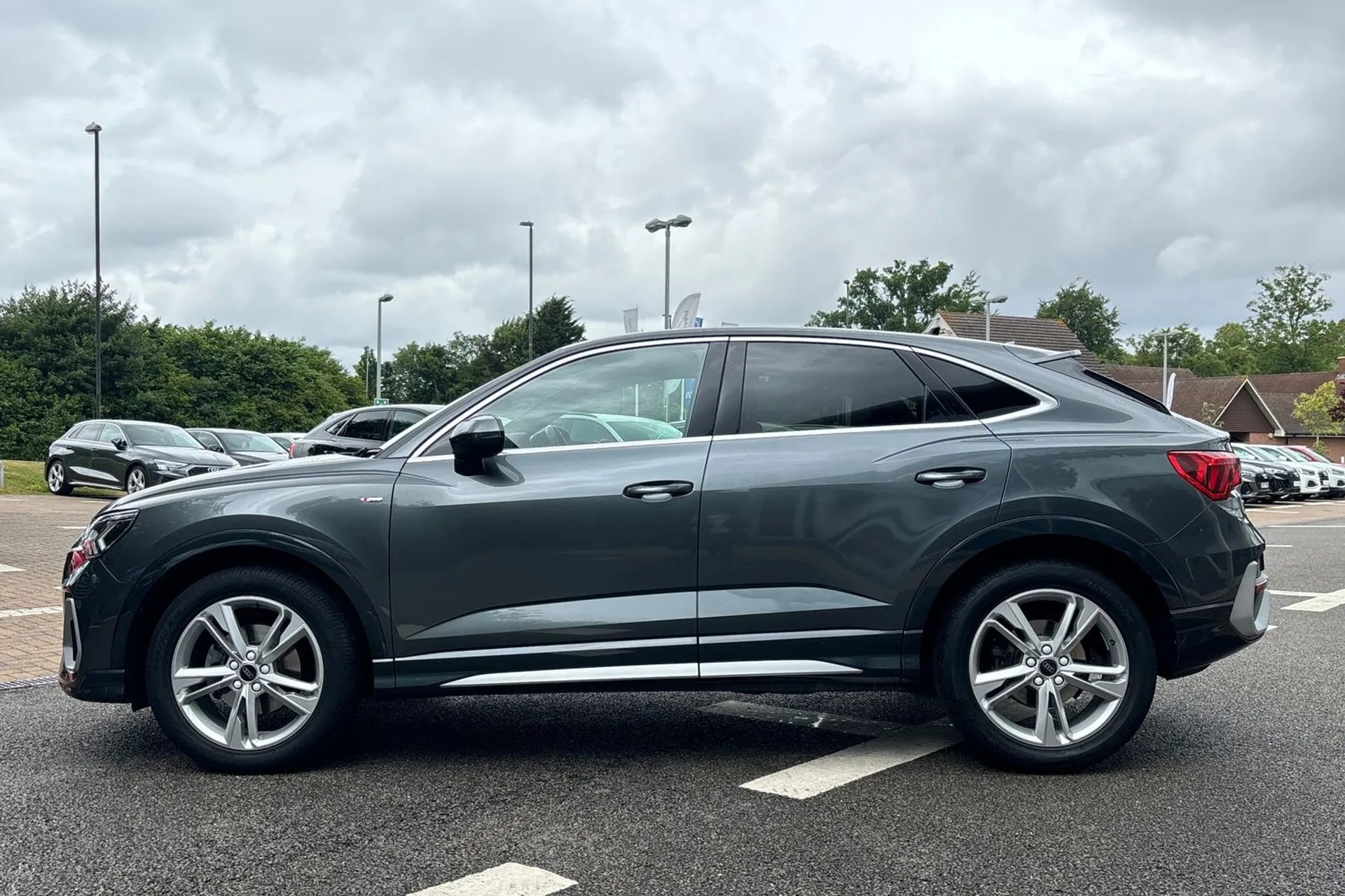 Audi Q3 thumbnail image number 9
