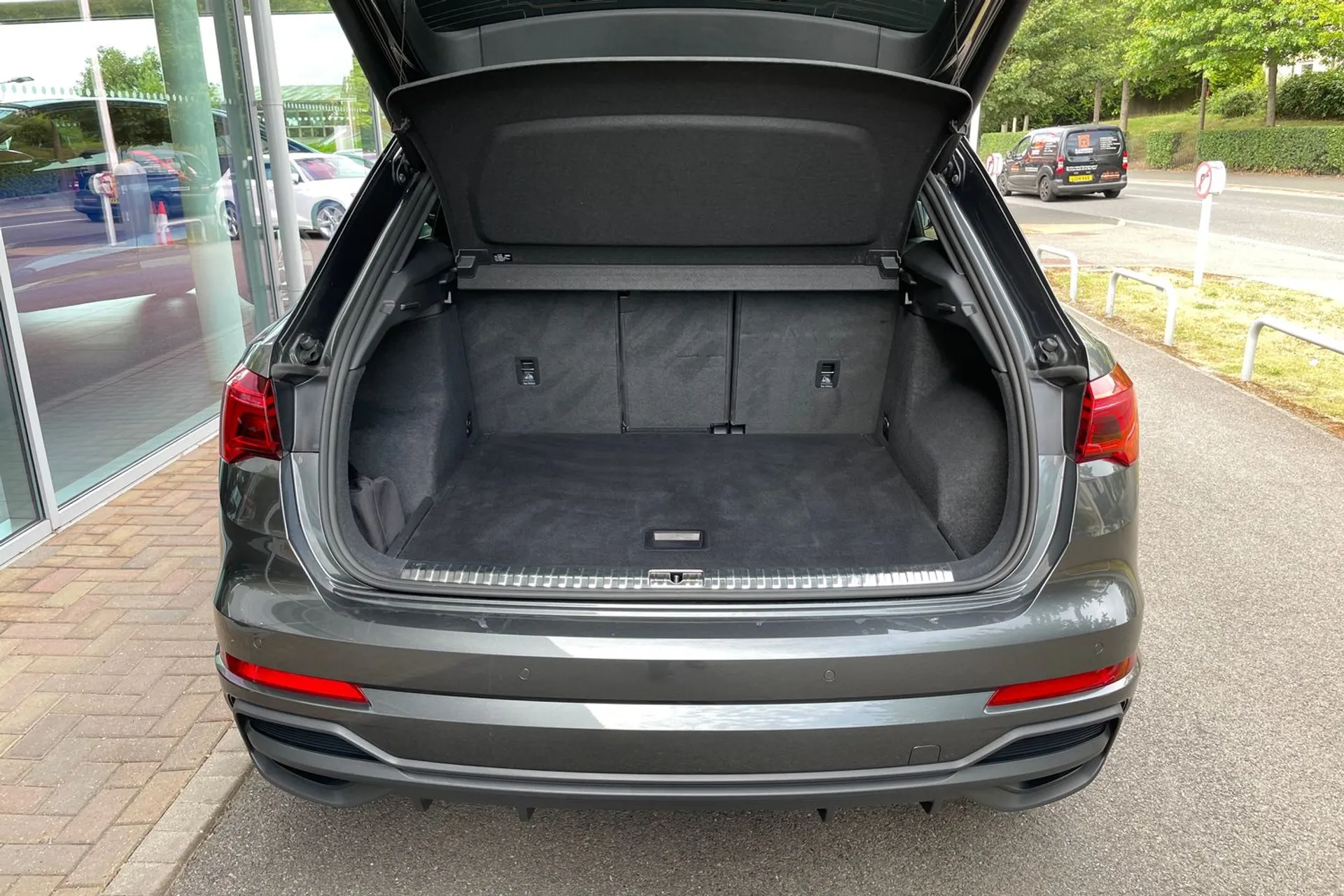 Audi Q3 thumbnail image number 18