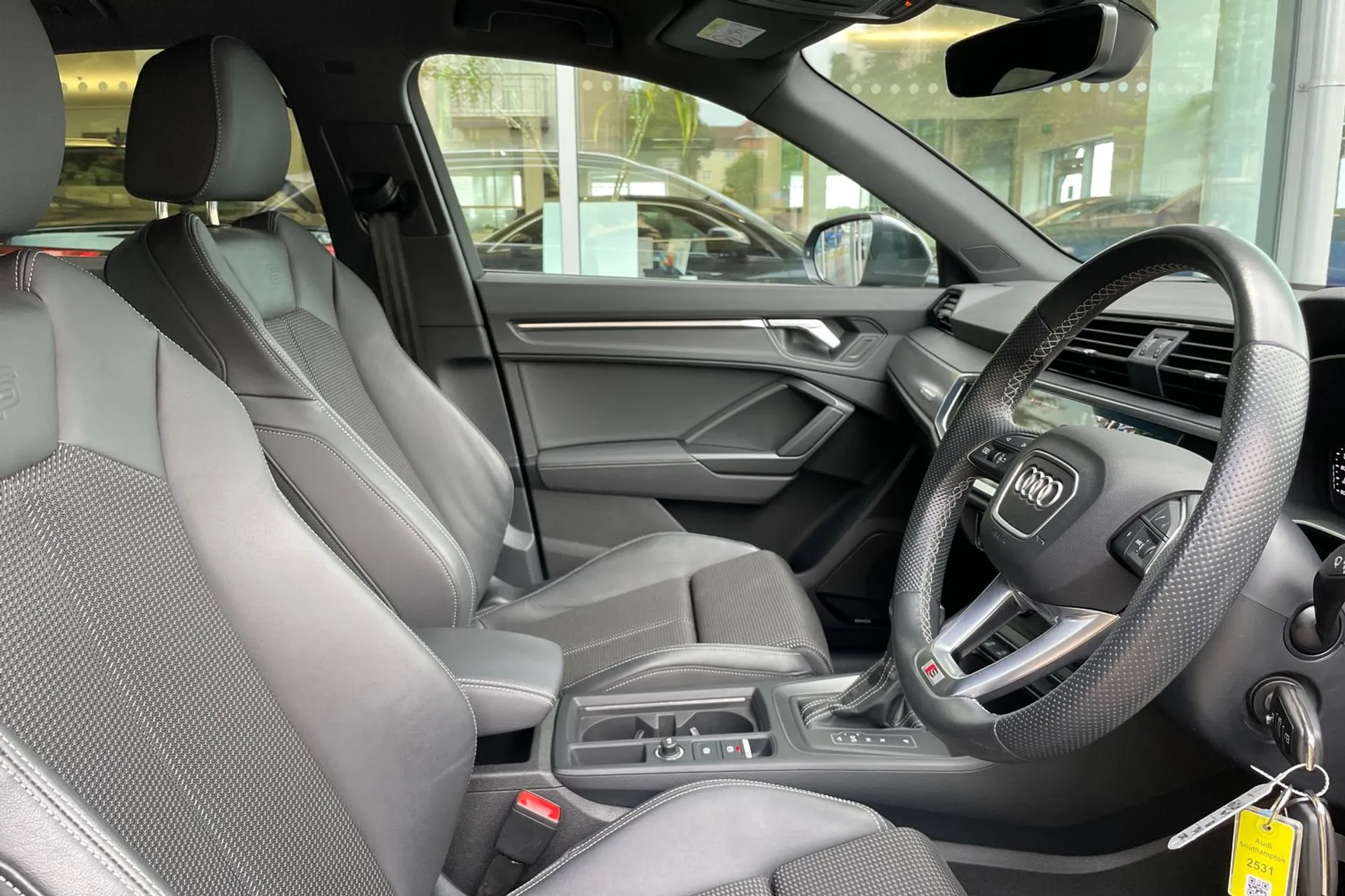Audi Q3 thumbnail image number 24
