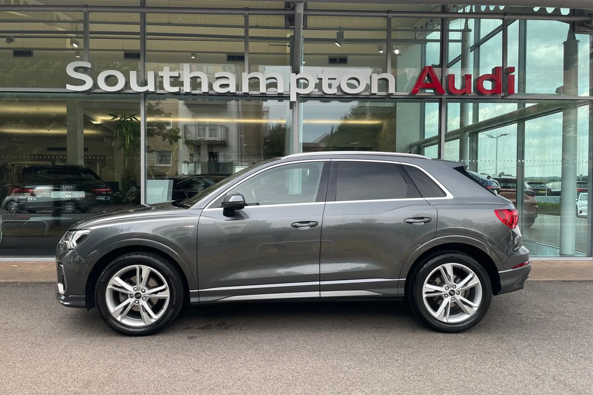Audi Q3 thumbnail image number 8