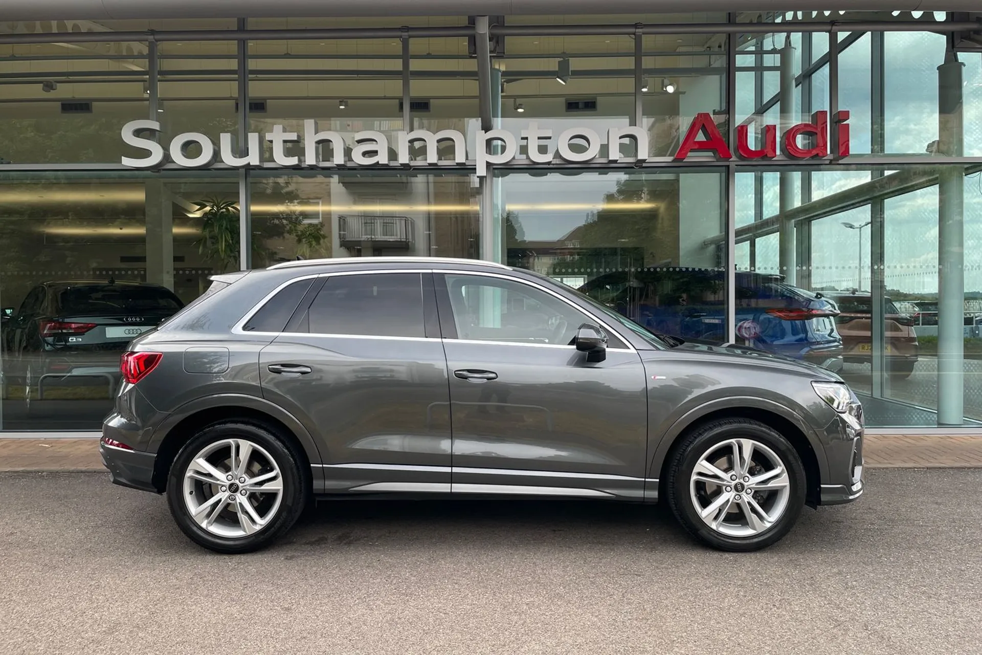 Audi Q3 thumbnail image number 2
