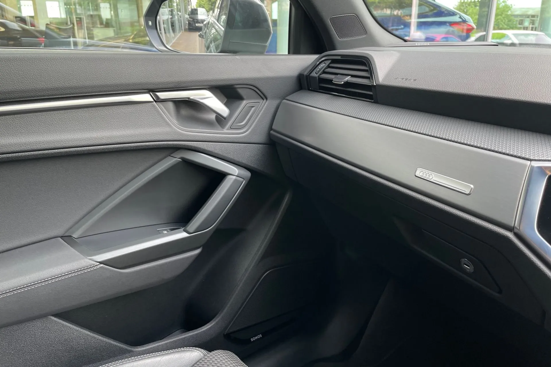 Audi Q3 thumbnail image number 39