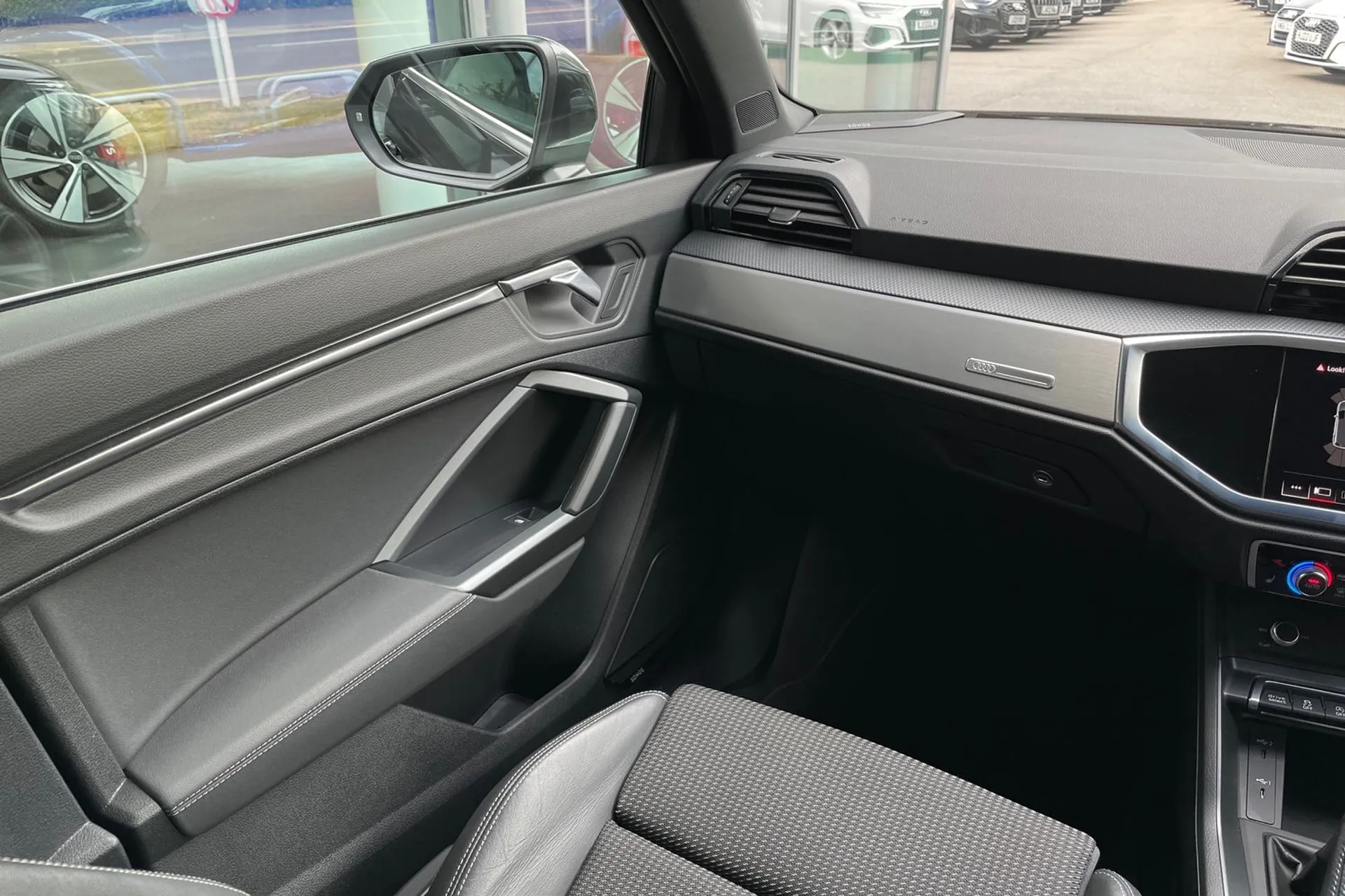 Audi Q3 thumbnail image number 31