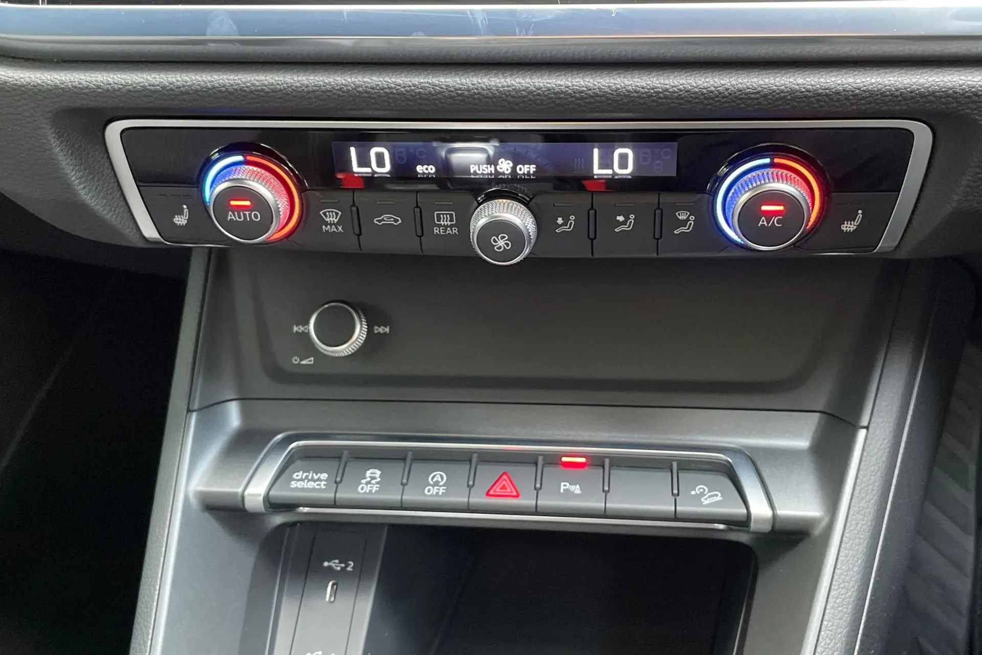 Audi Q3 thumbnail image number 38
