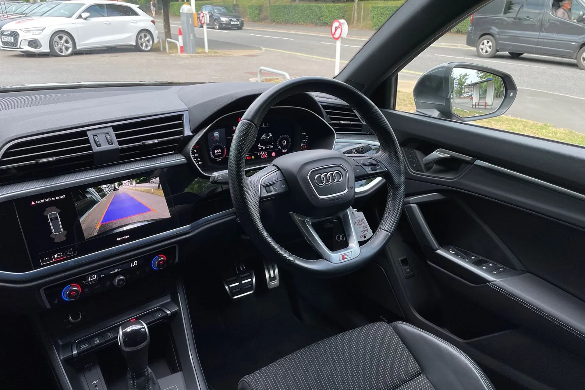 Audi Q3 thumbnail image number 32