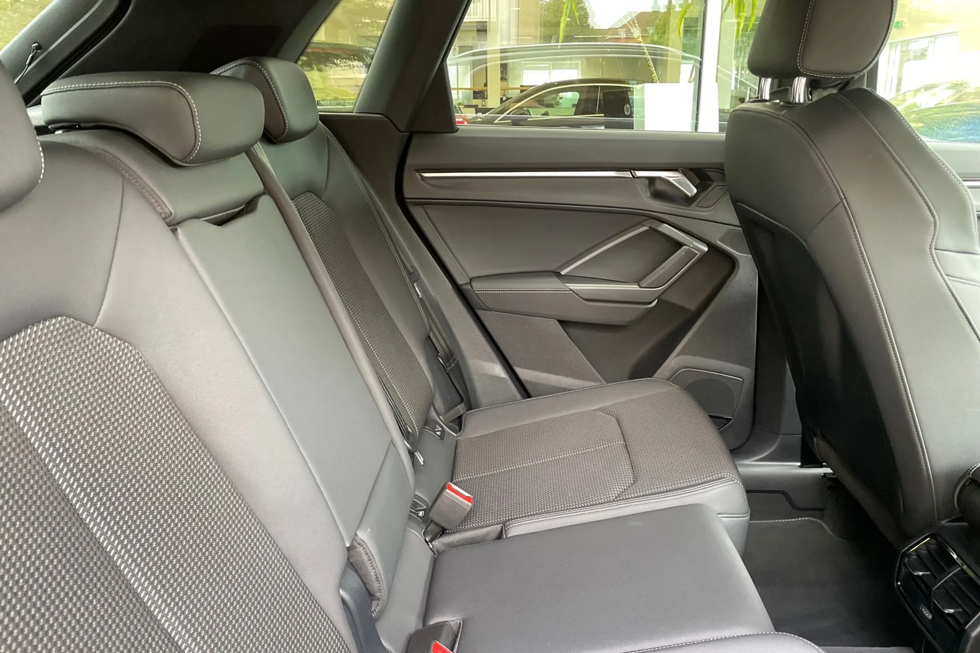 Audi Q3 thumbnail image number 21