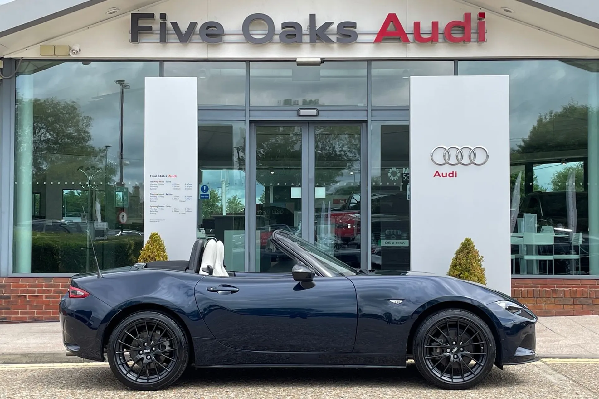 MAZDA MX-5 thumbnail image number 2