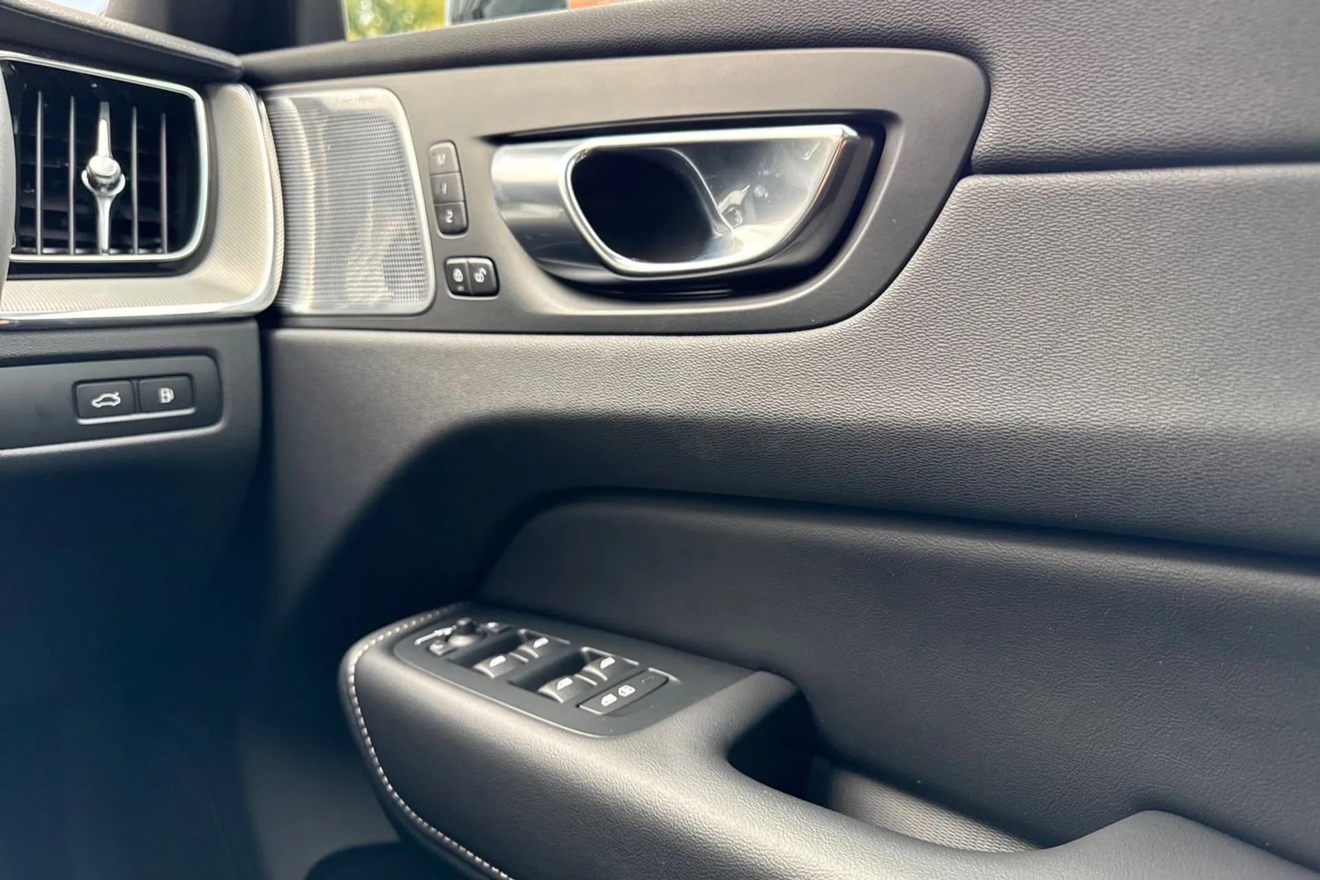 Volvo XC60 thumbnail image number 43