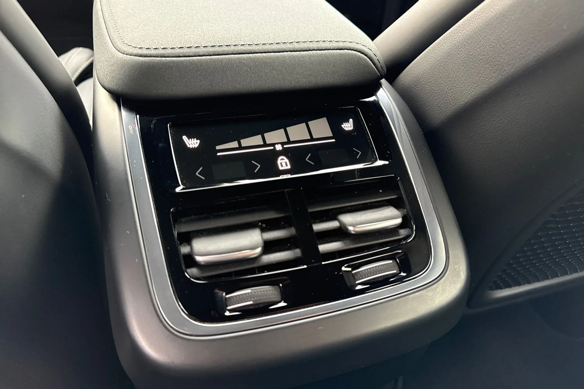 Volvo XC60 thumbnail image number 32