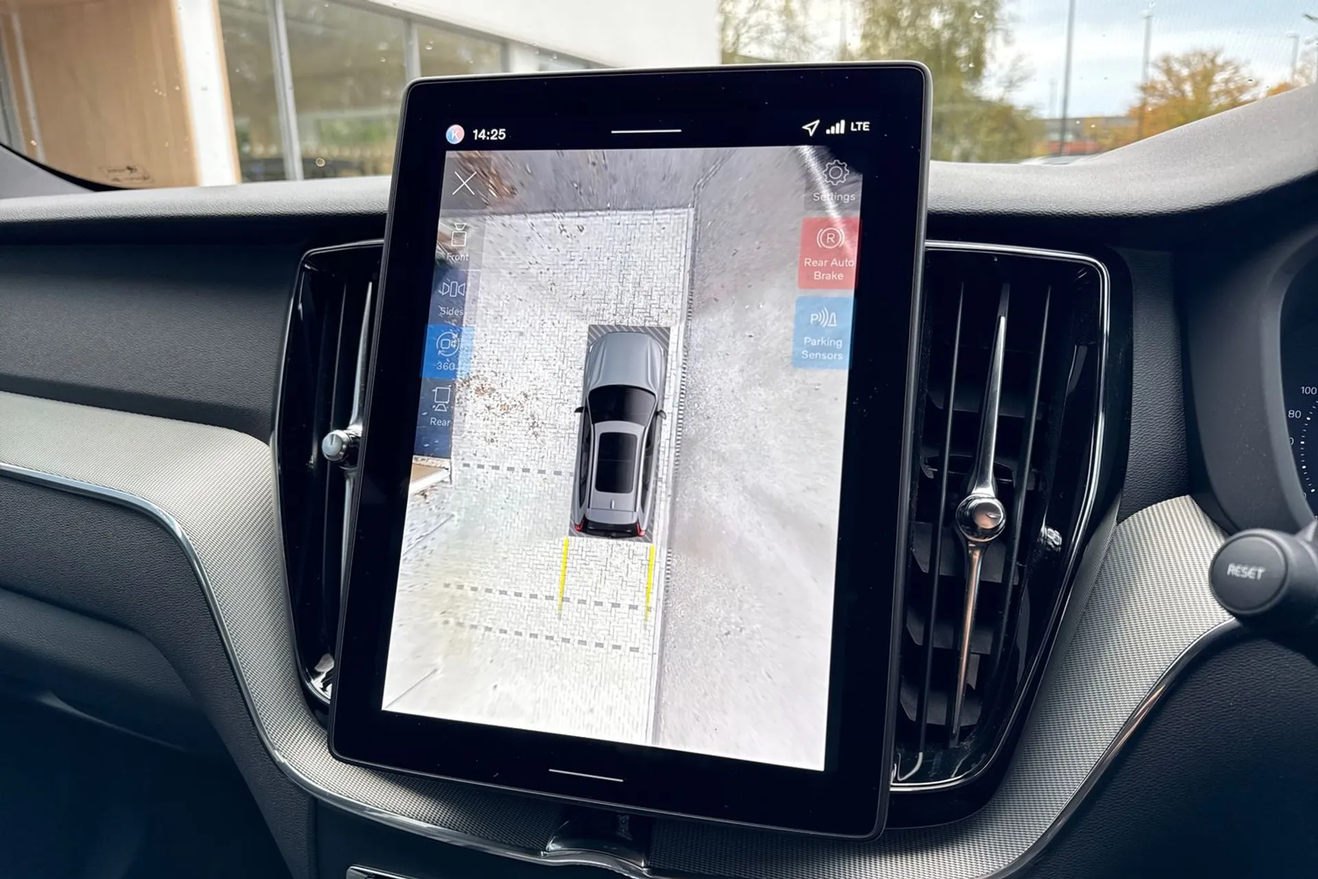 Volvo XC60 thumbnail image number 4