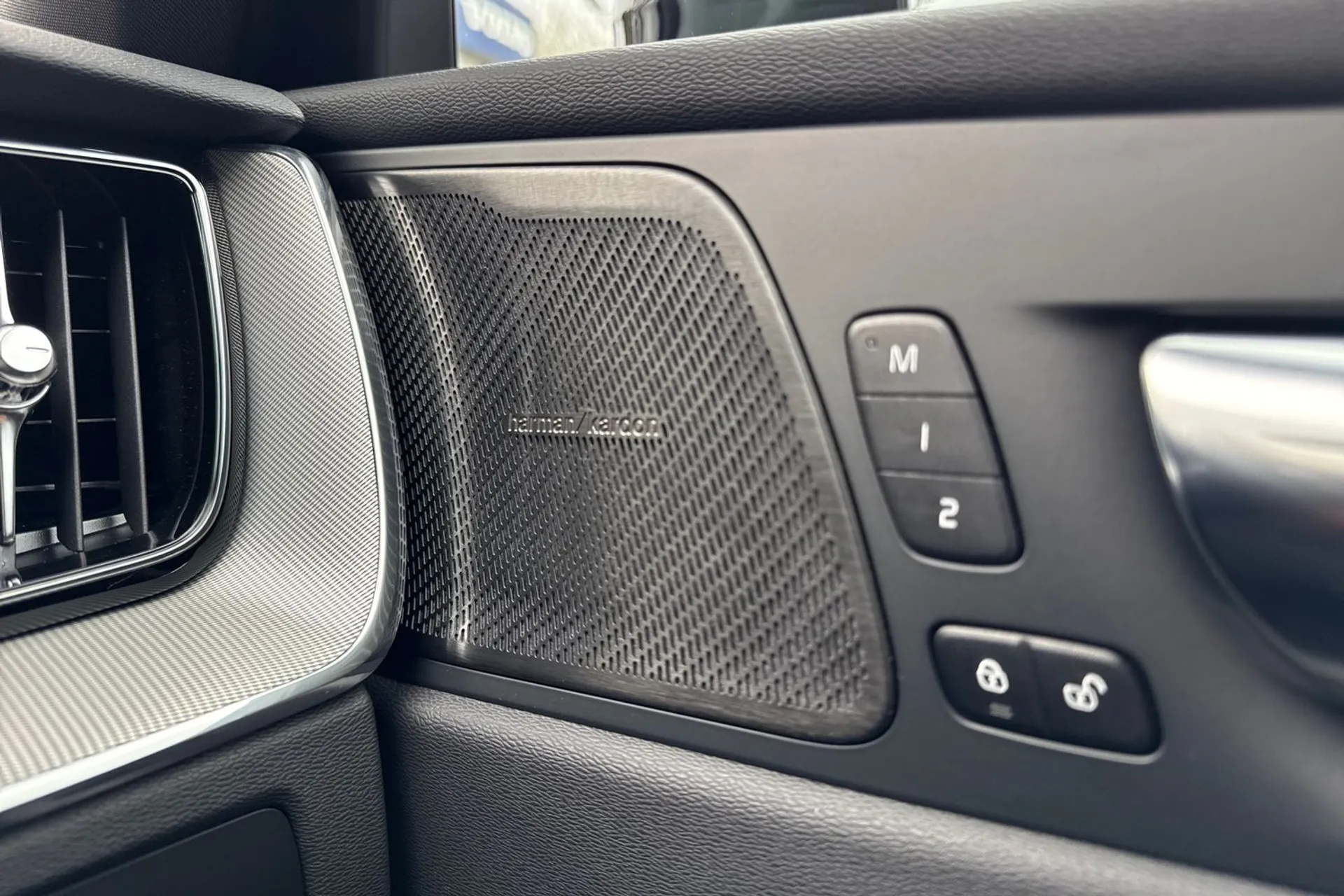 Volvo XC60 thumbnail image number 44