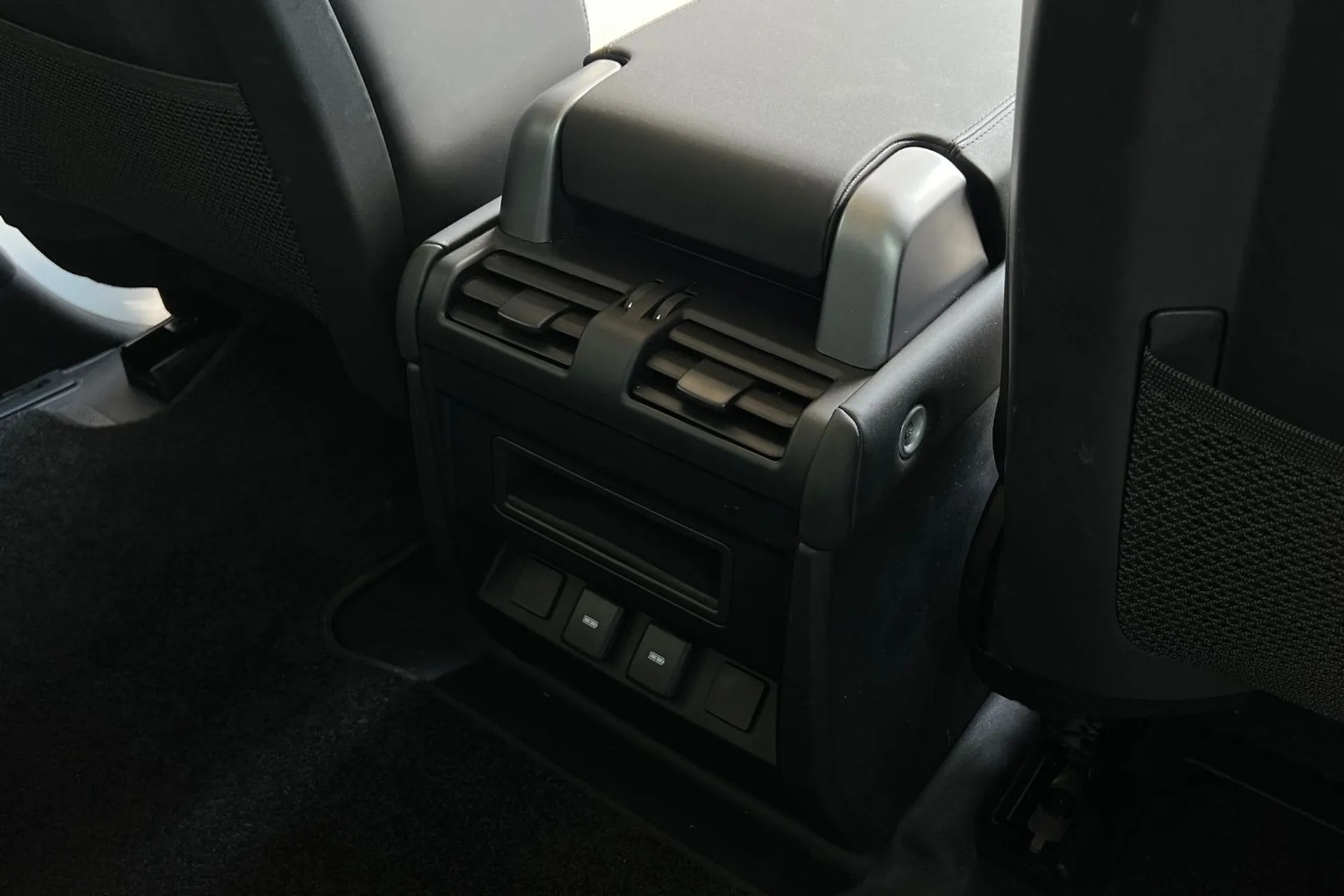 LAND ROVER DEFENDER thumbnail image number 39