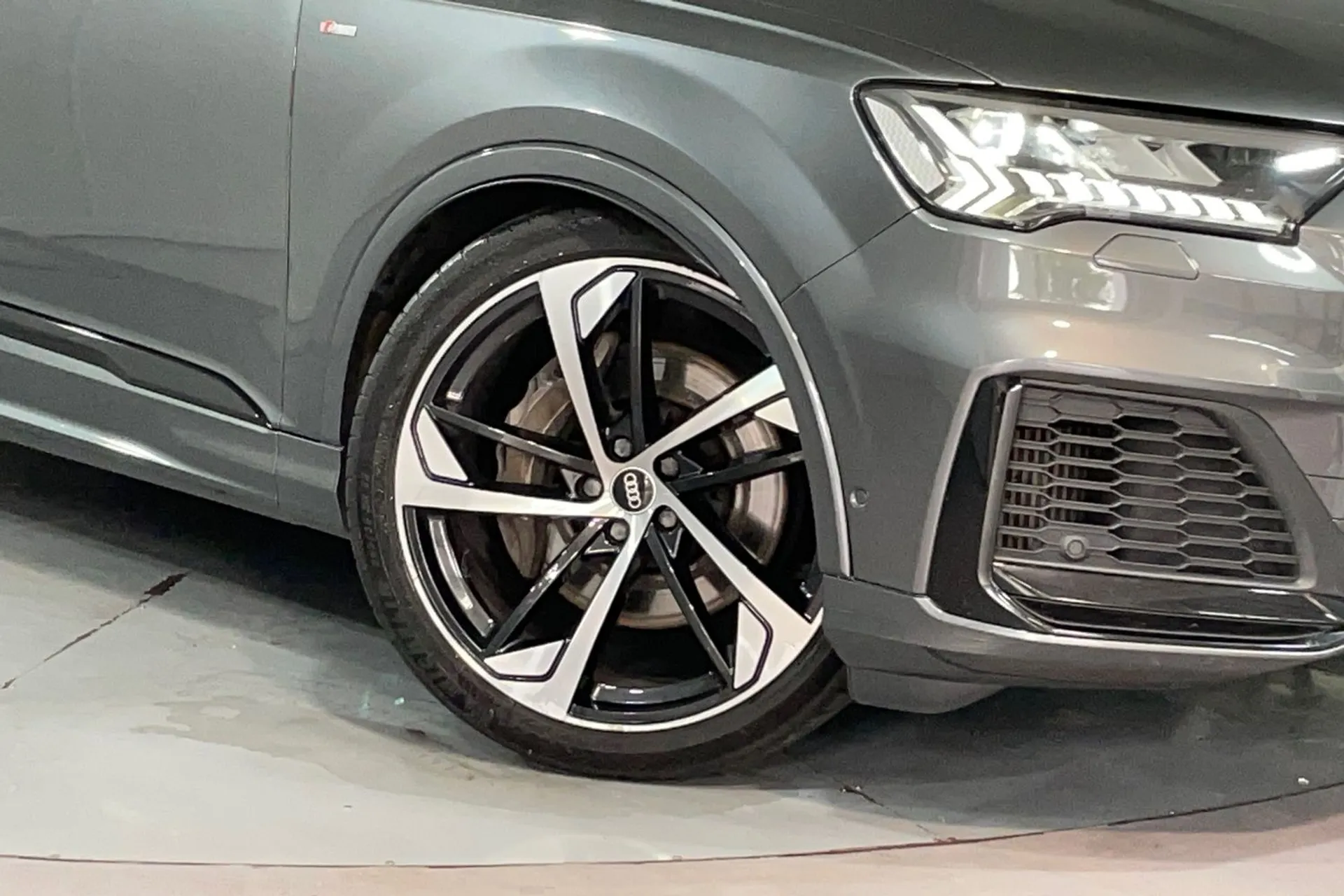 Audi Q7 thumbnail image number 9