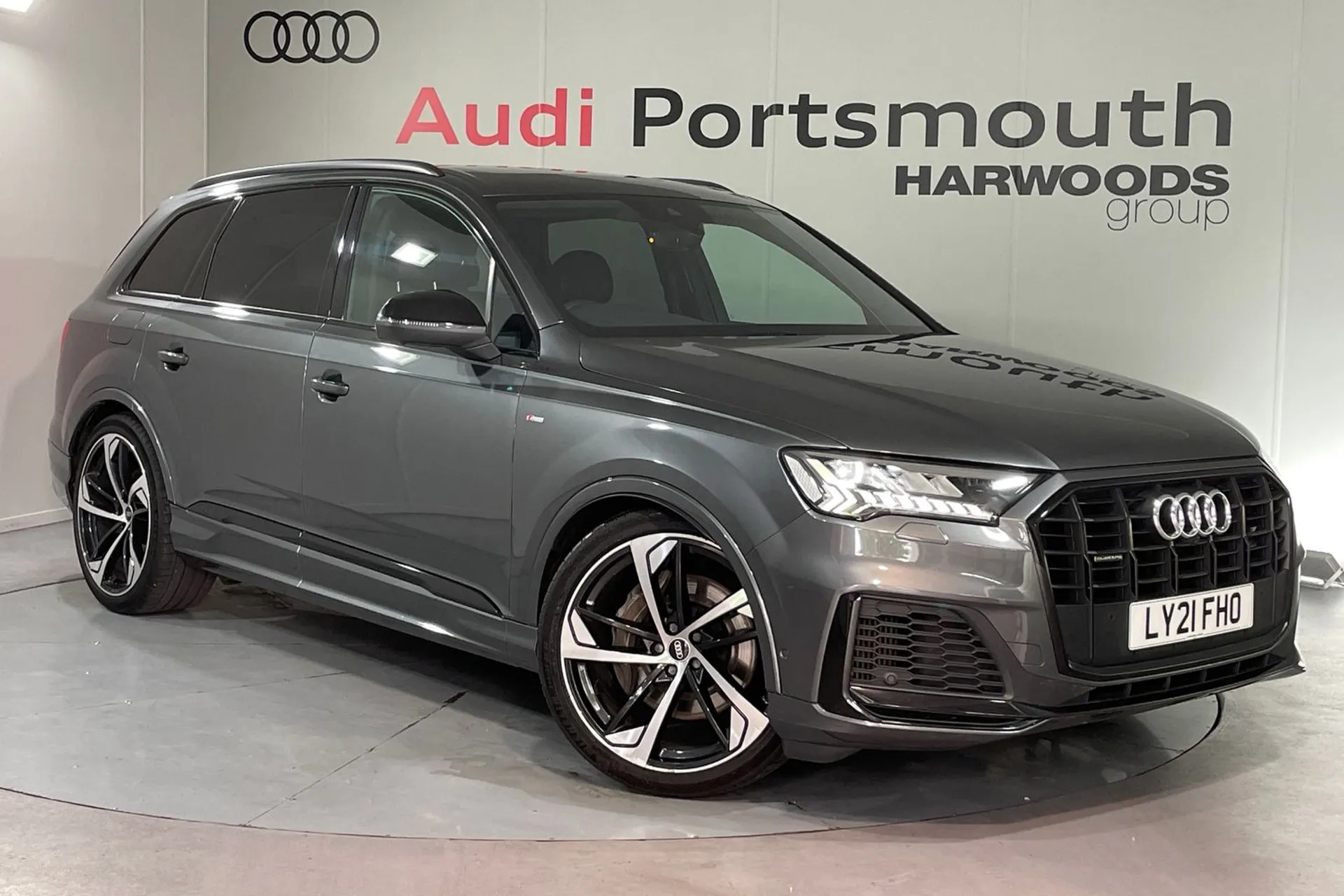 Audi Q7 focused image
