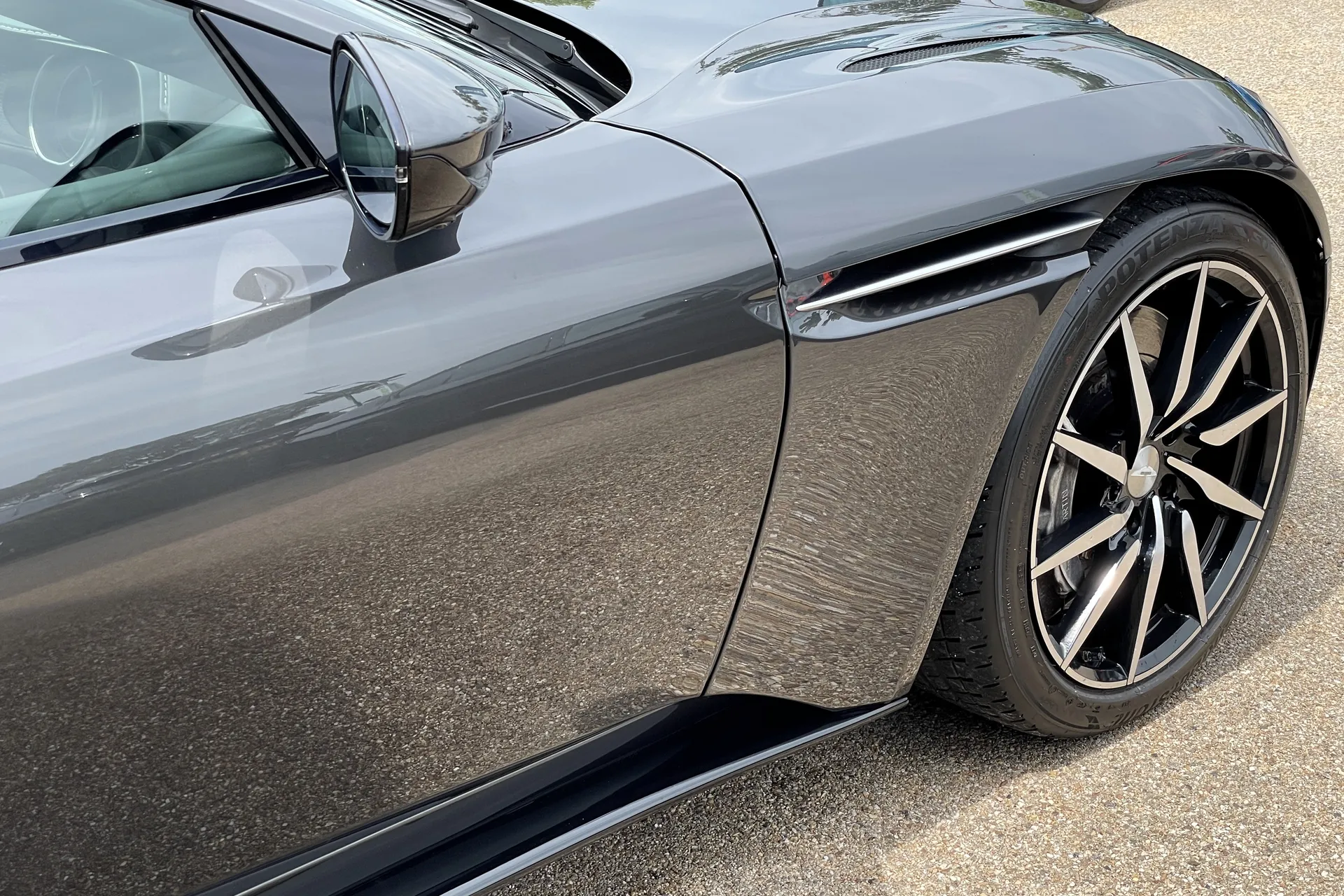 Aston Martin DB11 thumbnail image number 8