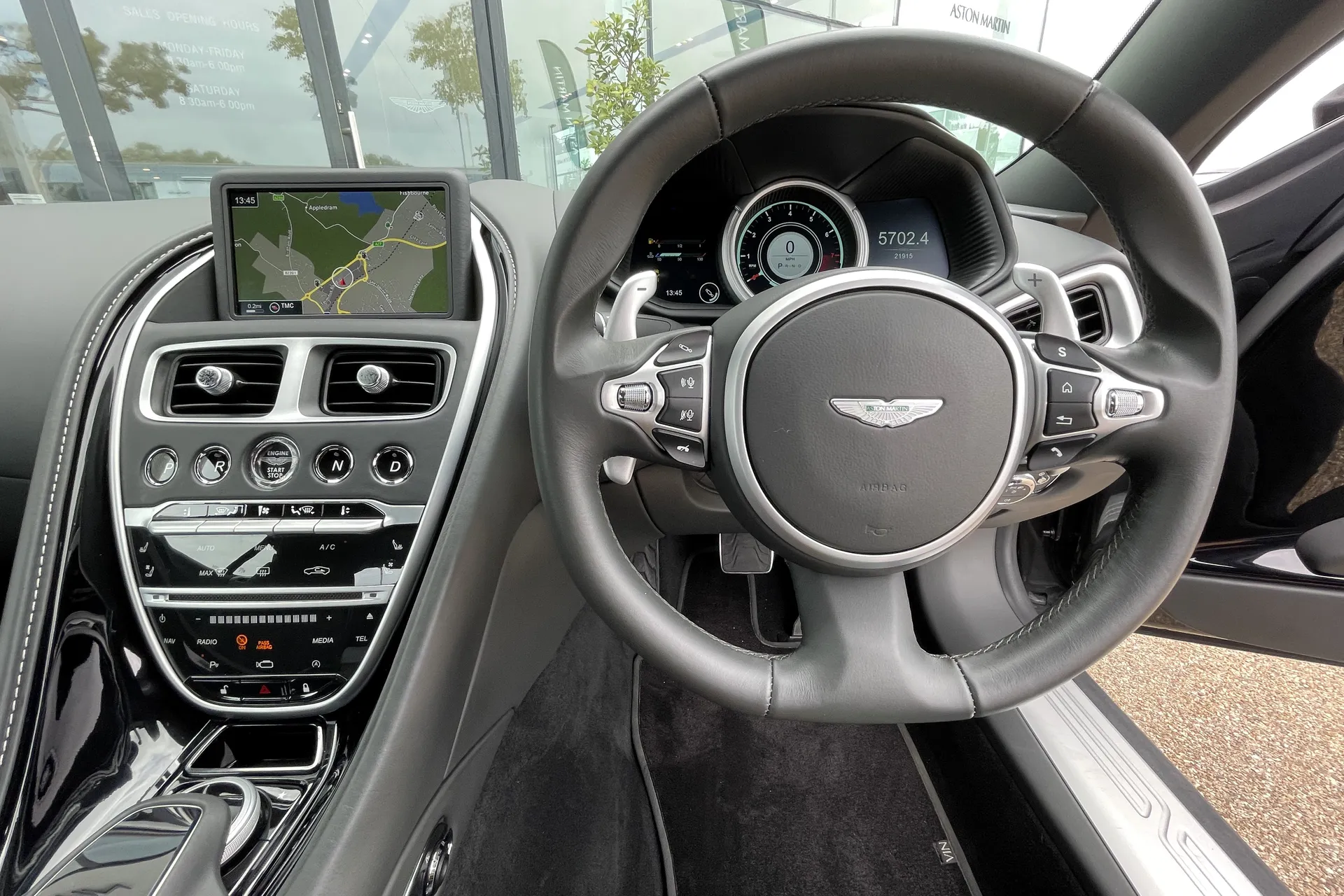 Aston Martin DB11 thumbnail image number 31