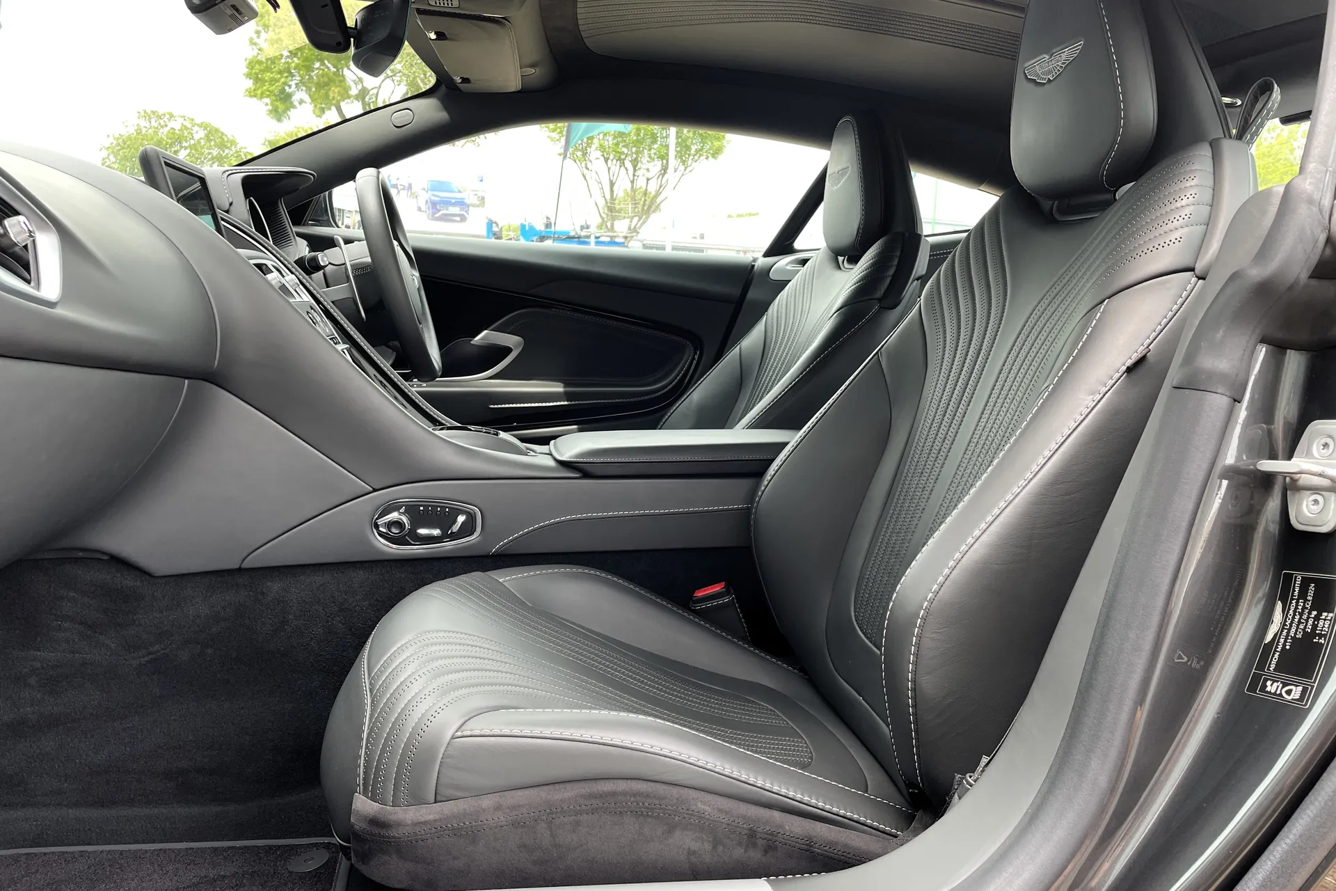 Aston Martin DB11 thumbnail image number 17
