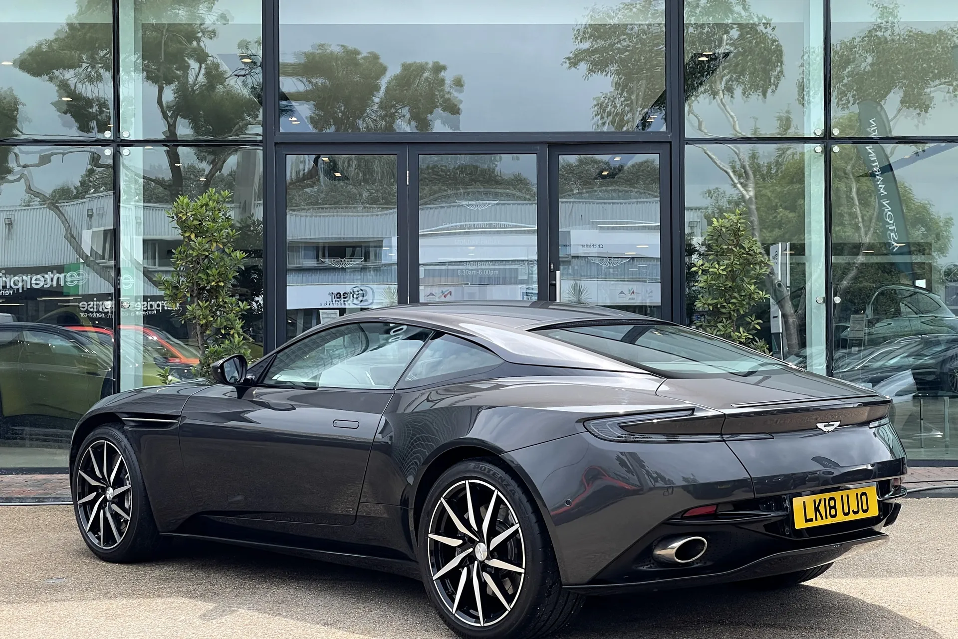 Aston Martin DB11 thumbnail image number 9